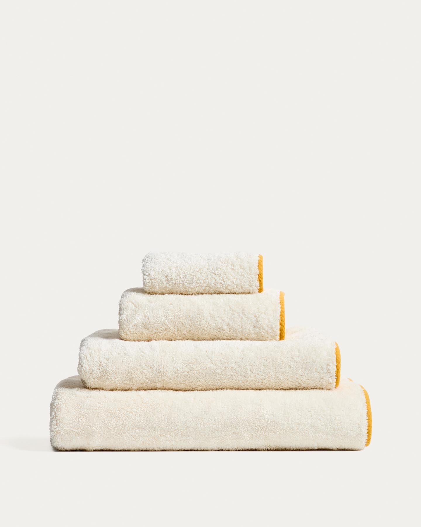 Handtuch Sedora aus 100 % Baumwolle mit gelbem Kontrastdetail 70 x 140 cm in Gelb präsentiert im Onlineshop von KAQTU Design AG. Handtuch ist von Kave Home