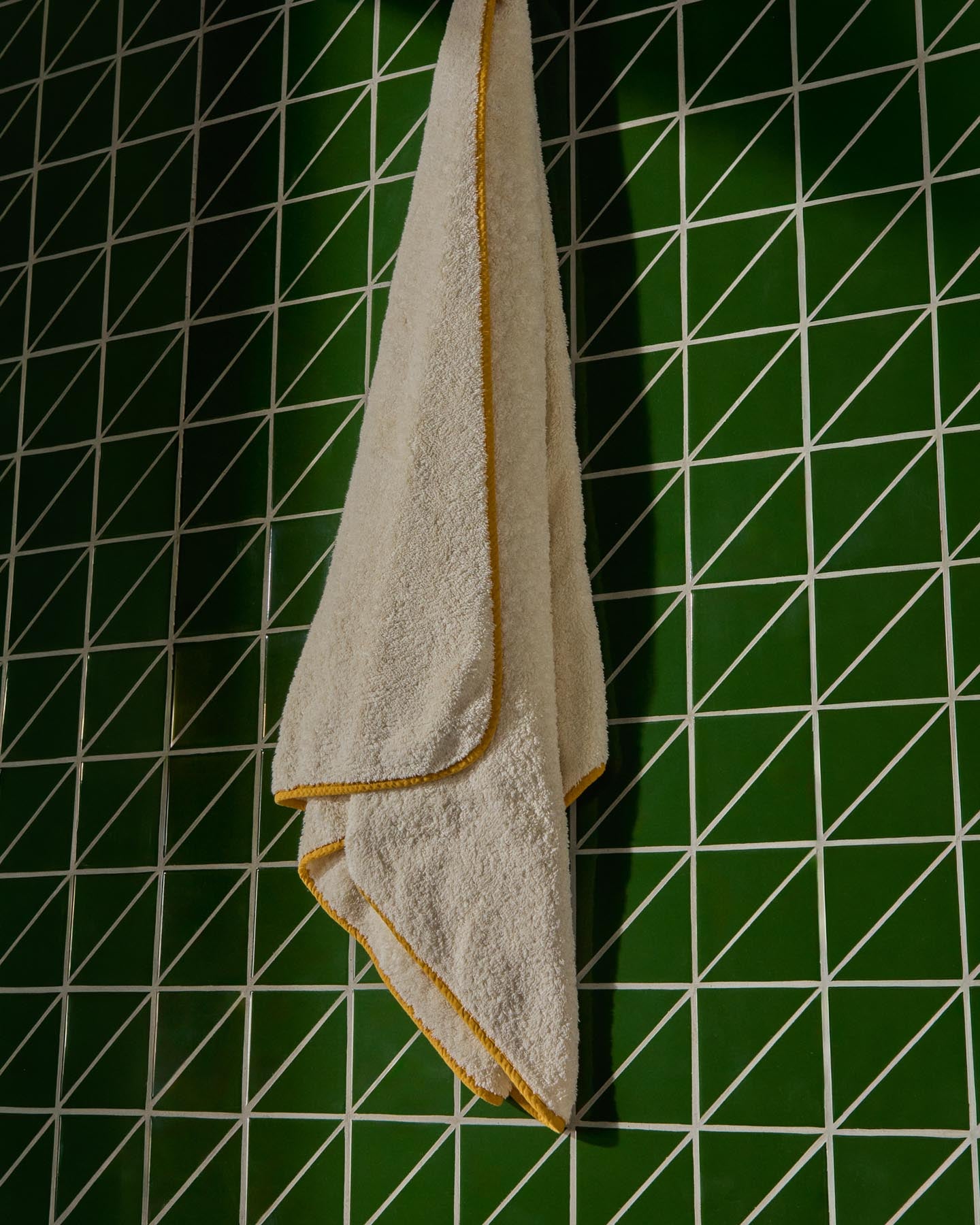 Handtuch Sedora aus 100 % Baumwolle mit gelbem Kontrastdetail 70 x 140 cm in Gelb präsentiert im Onlineshop von KAQTU Design AG. Handtuch ist von Kave Home