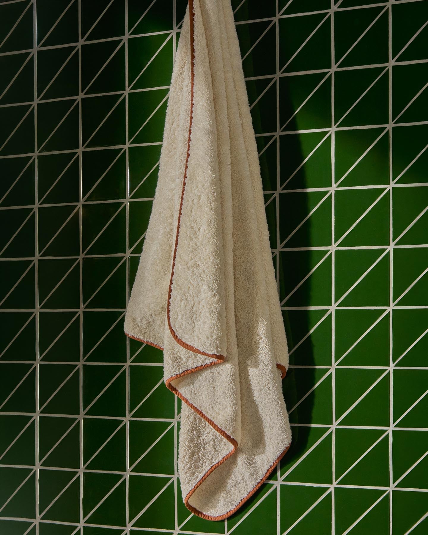 Handtuch Sedora aus 100 % Baumwolle mit orangefarbenem Kontrastdetail 100 x 150 cm in Orange präsentiert im Onlineshop von KAQTU Design AG. Handtuch ist von Kave Home