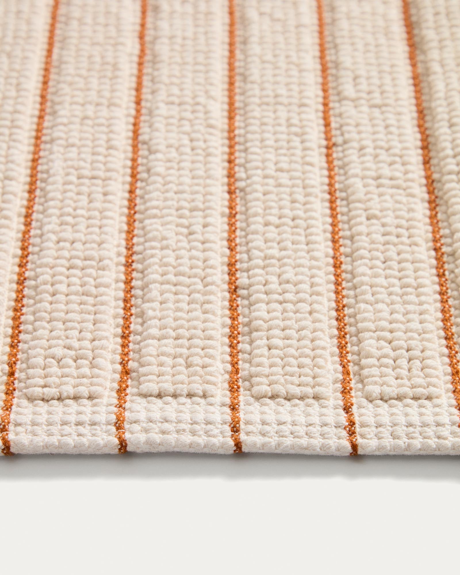 Badezimmermatte Merade in Ecru mit stilvollen orangefarbenen Streifen, 50 x 80 cm, ideal für ein modernes Bad, von Kave Home.