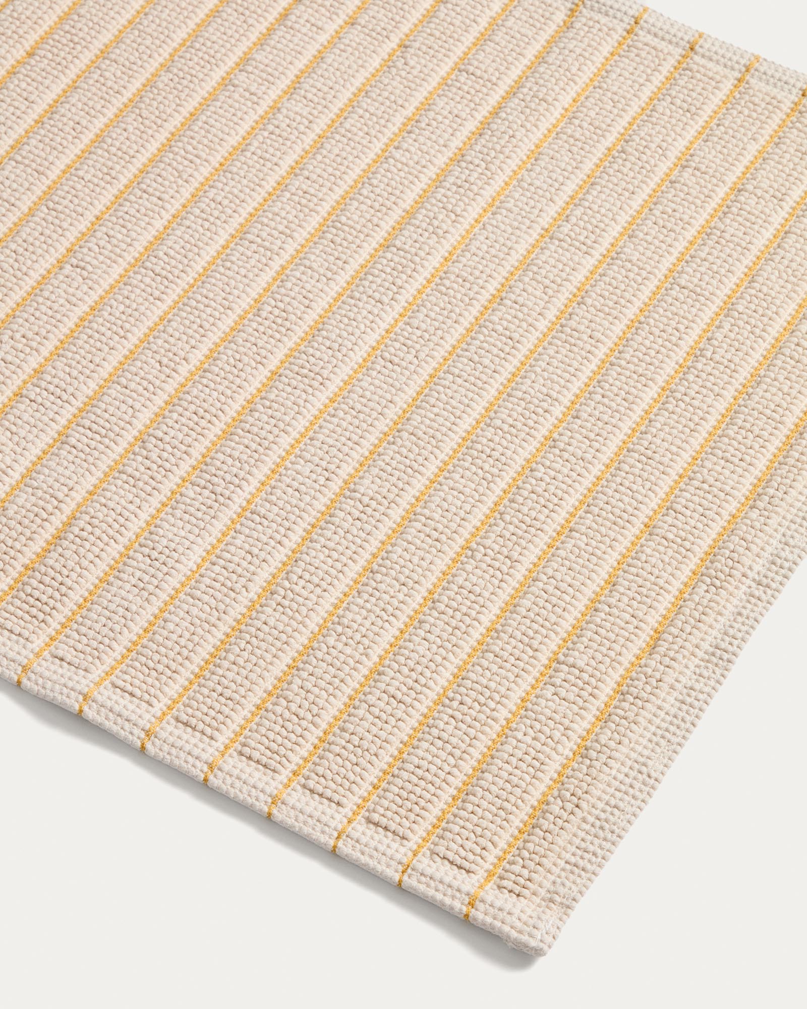 Badezimmermatte Merade in Ecru mit gelben Streifen, 50 x 80 cm, aus weicher Baumwolle, ideal für stilvolle Akzente im Bad.