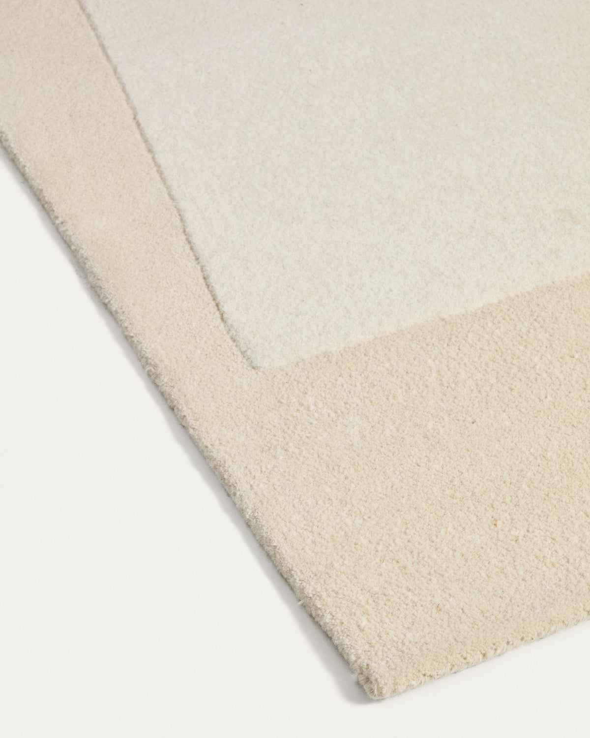Wollteppich Dennie von Kave Home in Beige mit grafischem Muster, handgewebt aus 100 % Wolle, Grösse 160 x 230 cm.