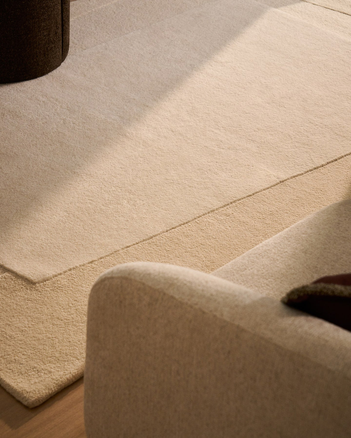 Wollteppich Dennie von Kave Home in Beige mit grafischem Muster, handgewebt aus 100 % Wolle, Grösse 160 x 230 cm.