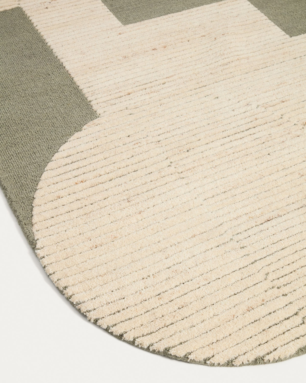 Wollteppich Bralen aus 100% Wolle mit grün-beigem Jacquardmuster, handgewebt, Grösse 200 x 300 cm, flach liegend fotografiert.