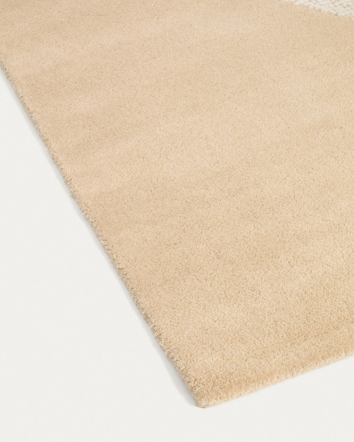 Beige Wollteppich Ivena von Kave Home, handgewebt, rechteckige Form, 200 x 300 cm, mit sichtbaren natürlichen Texturunregelmässigkeiten.
