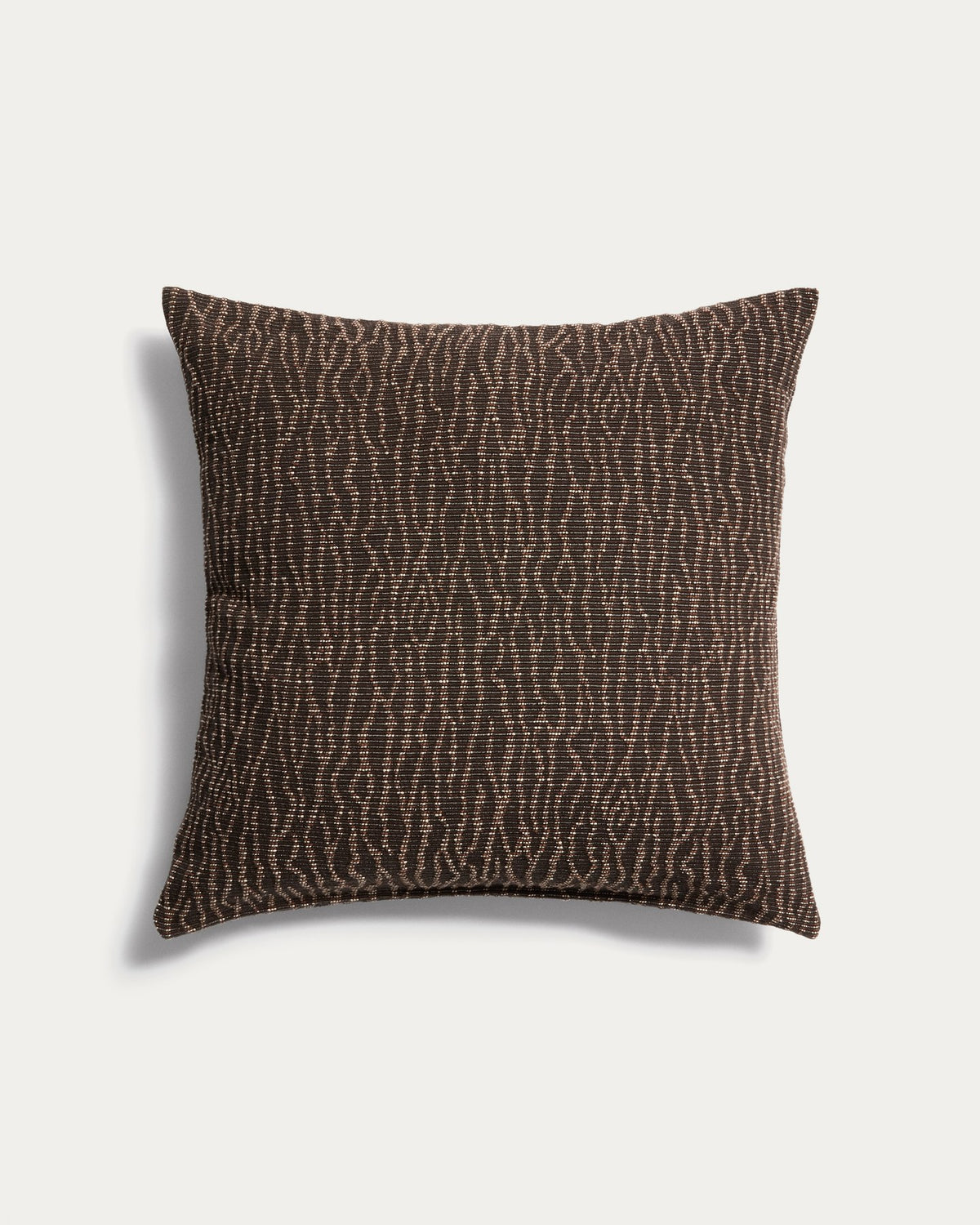 Brauner Kissenbezug Alnori aus 100 % Baumwolle mit reliefartigem Jacquard-Muster, quadratische Form, 50 x 50 cm, in Handarbeit gefertigt.