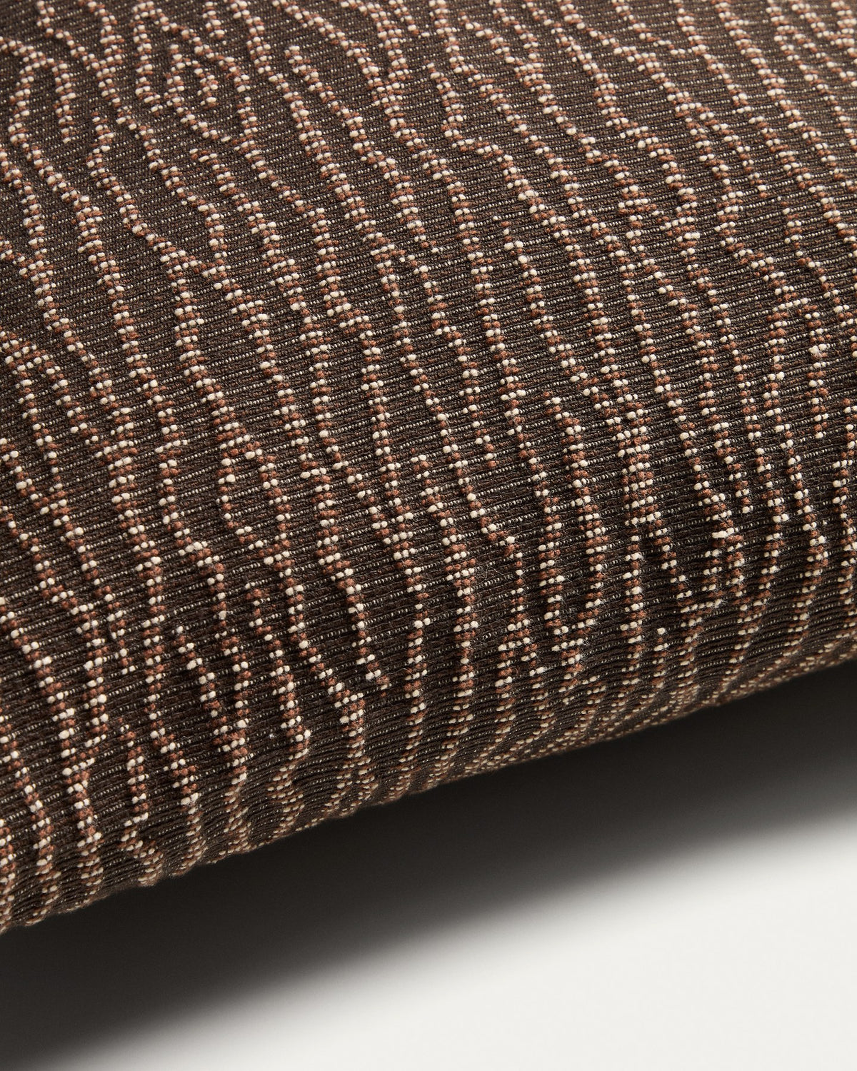 Brauner Kissenbezug Alnori aus 100 % Baumwolle mit reliefartigem Jacquard-Muster, quadratische Form, 50 x 50 cm, in Handarbeit gefertigt.