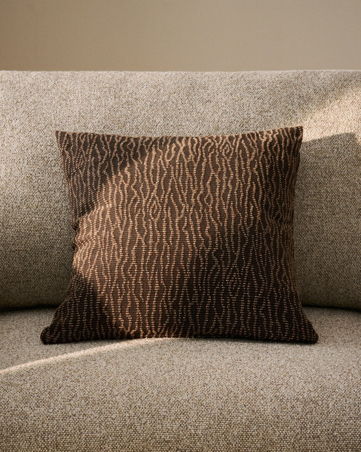 Brauner Kissenbezug Alnori aus 100 % Baumwolle mit reliefartigem Jacquard-Muster, quadratische Form, 50 x 50 cm, in Handarbeit gefertigt.