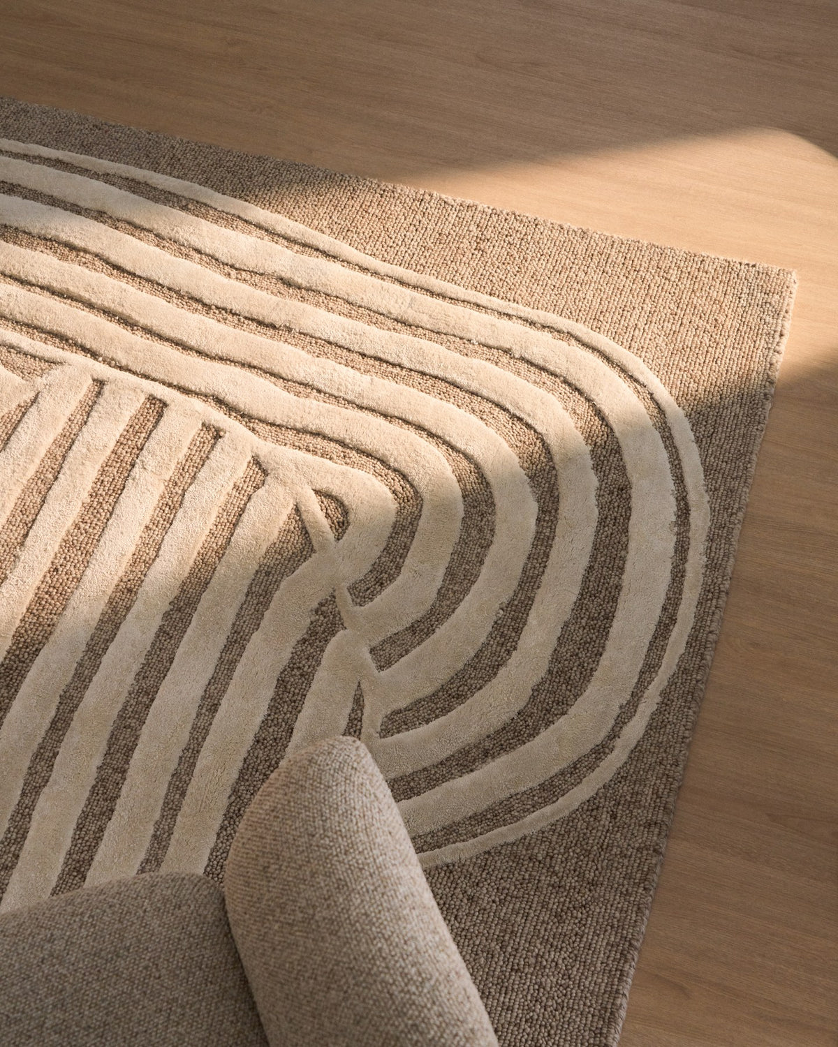 Rechteckiger Teppich in Beige mit grafischem Reliefmuster aus Wolle und Viskose, handgefertigt, Grösse 160 x 230 cm.