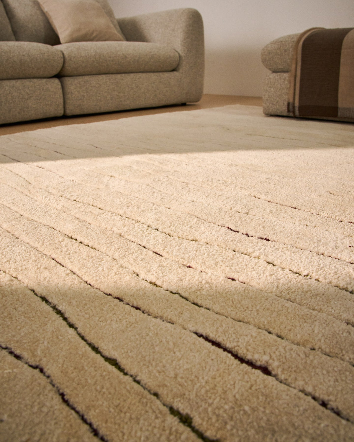 Beige Teppich Loram aus 100% Polyester mit Fell-Optik und wellenförmigem Reliefmuster, Format 200 x 300 cm, handgefertigt.