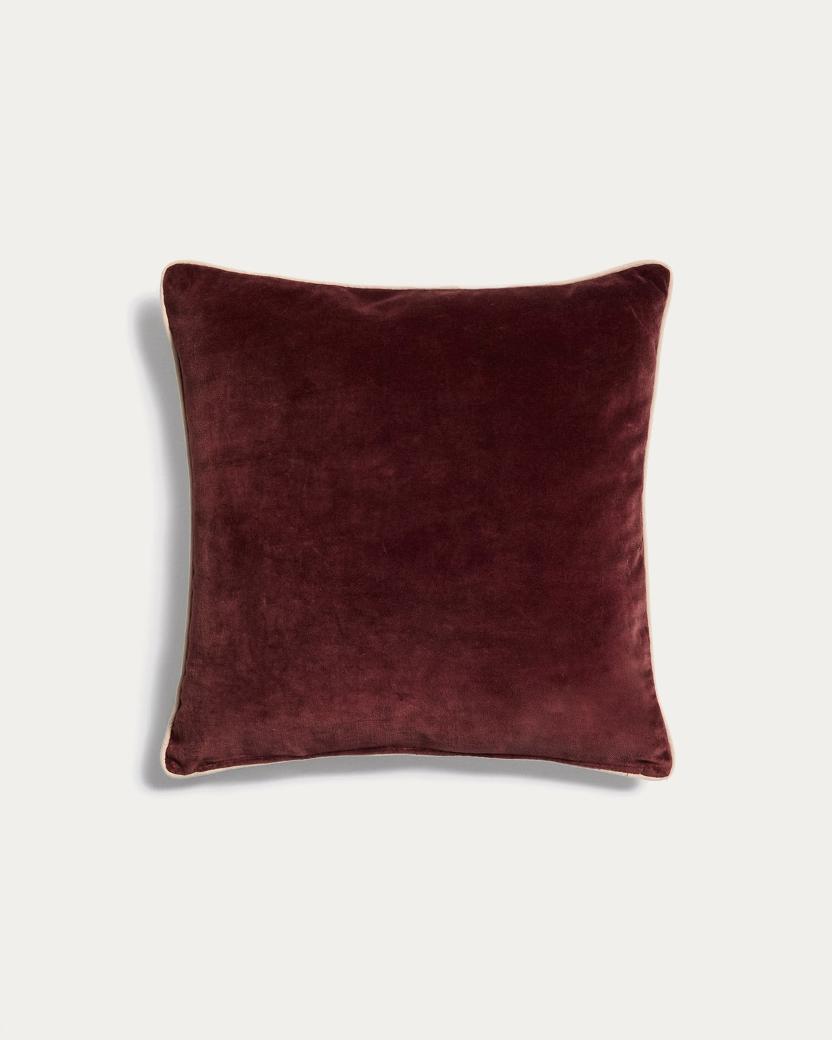 Kissenbezug Ovelin aus Samt, 45 x 45 cm, zweifarbig in Granatrot und Ecru mit Kontrastpaspel, quadratische Form, 100% Baumwolle.