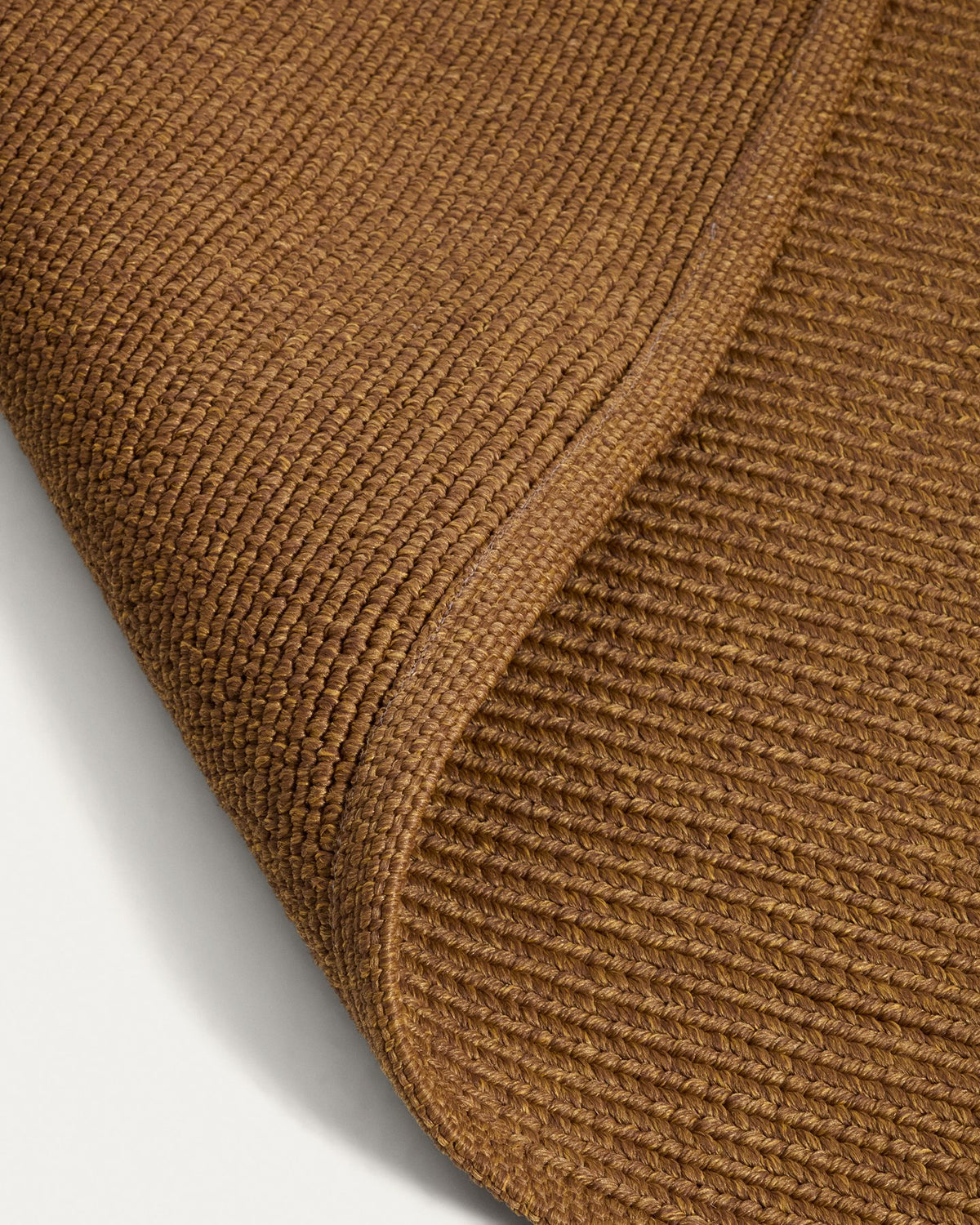 Brauner Outdoor Teppich Turiane aus 100% Polypropylen, 200 x 300 cm, mit Minigeflechtstruktur und wendbarem Design.