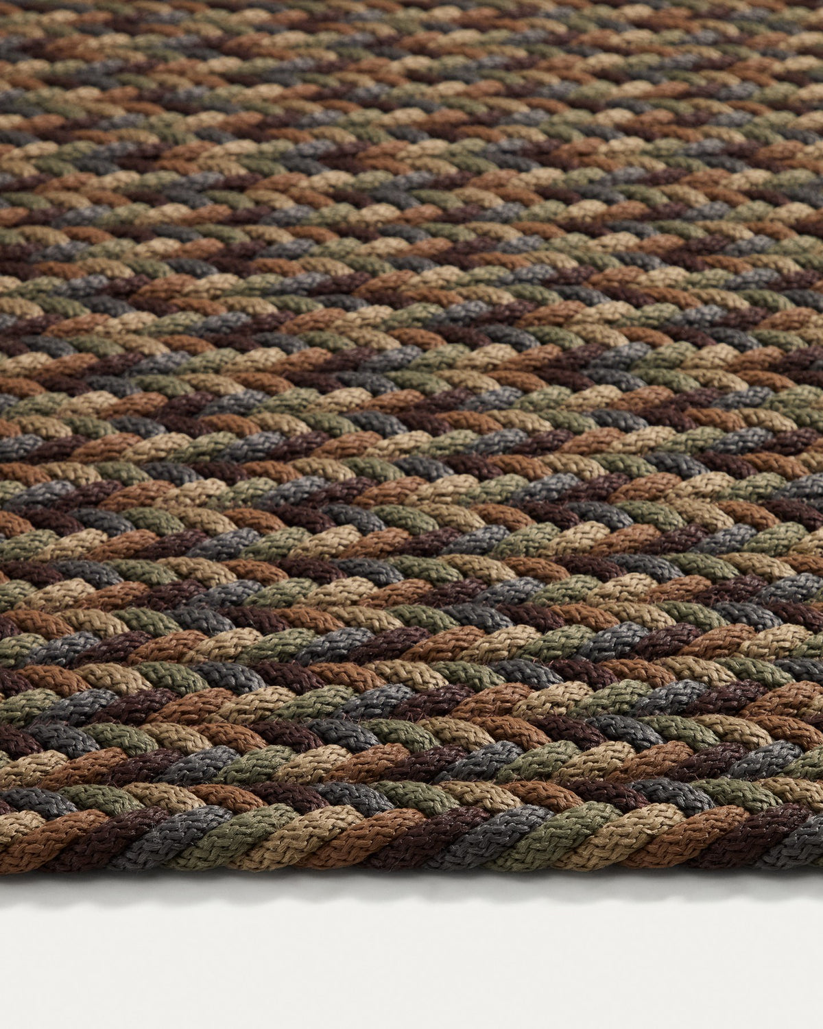 Handgeflochtener Teppich Despas aus Synthetikfasern (Polypropylen/Polyester) in mehrfarbigem Design, rechteckige Form, Grösse 160 x 230 cm.