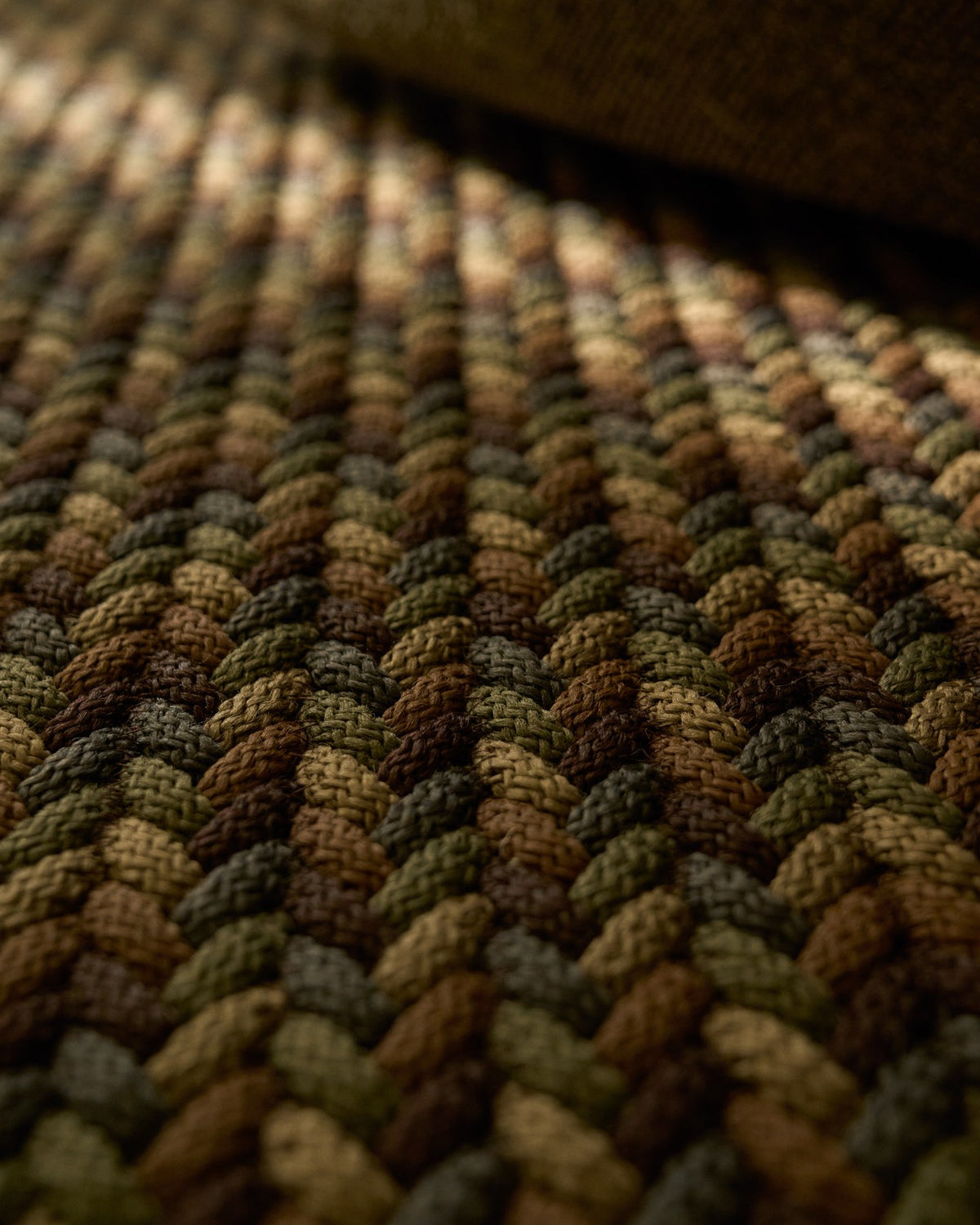 Handgeflochtener Teppich Despas aus Polypropylen und Polyester in mehrfarbigem Design, rechteckige Form, Grösse 200 x 300 cm.