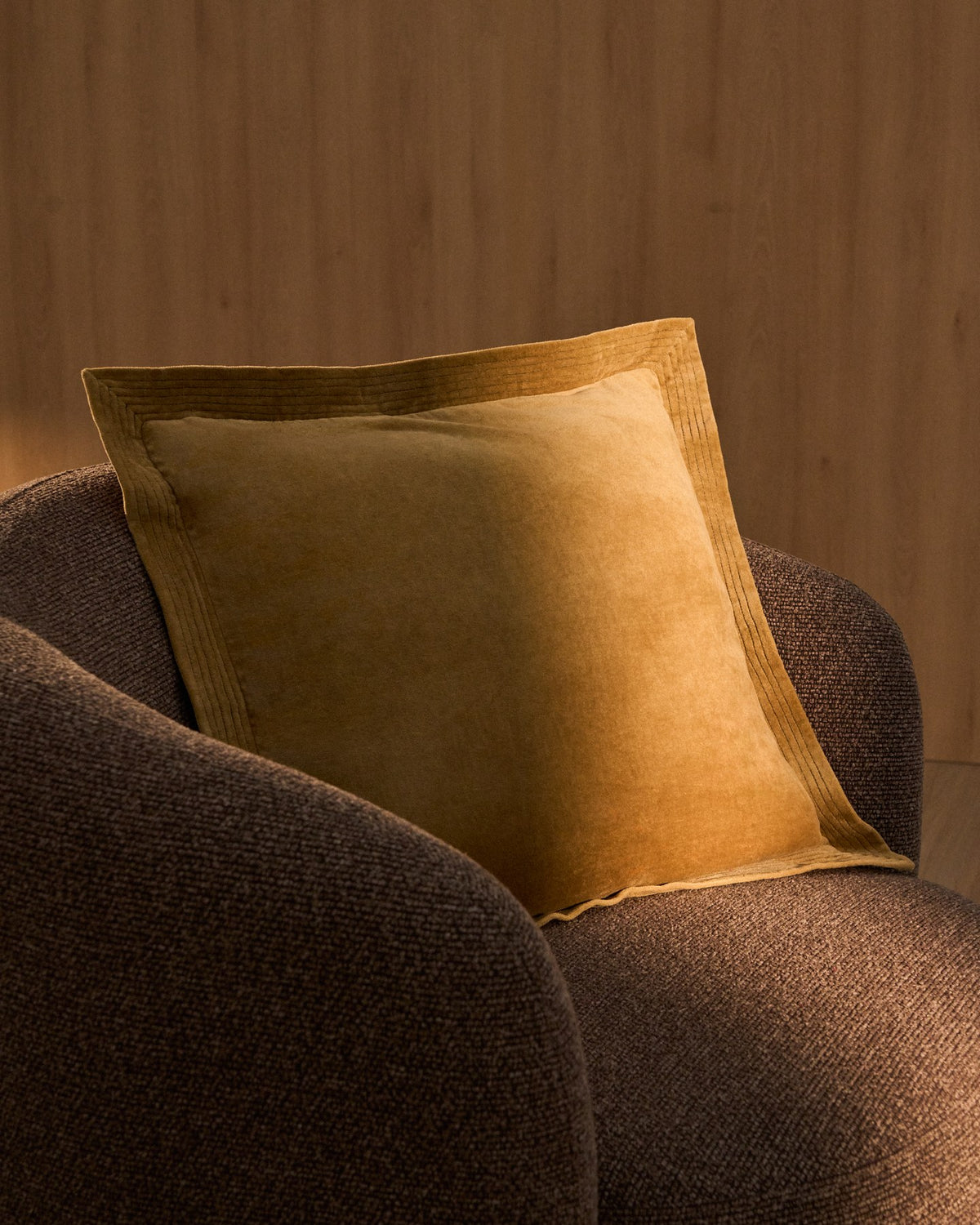 Beige Kissenbezug aus Samt mit umlaufendem Rand und kontrastierender Stickerei, quadratische Form, Grösse 45 x 45 cm.