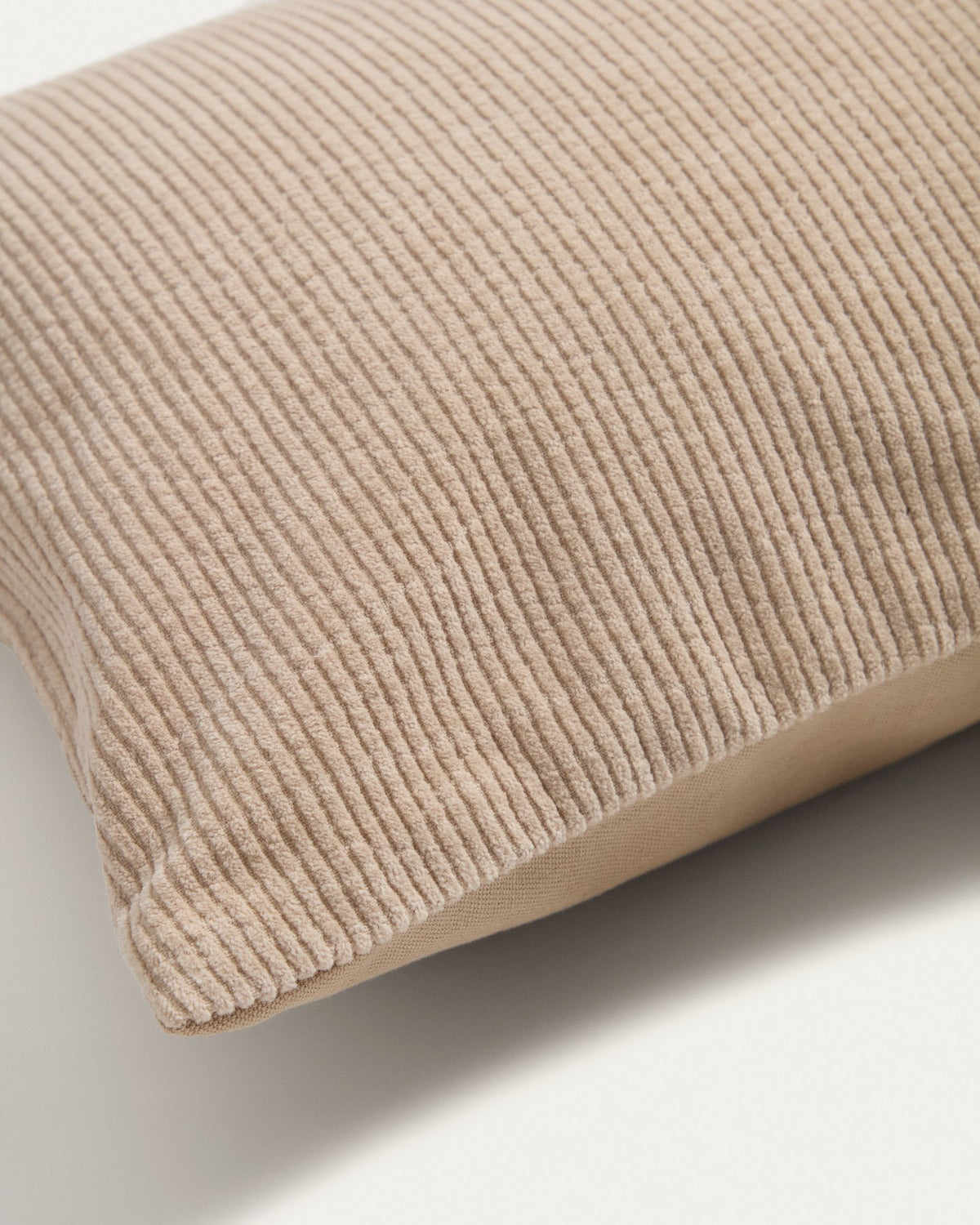 Beiger Kissenbezug Seliria aus Cord, 100% Baumwolle, rechteckige Form, Grösse 30 x 50 cm, auf hellem Hintergrund fotografiert.