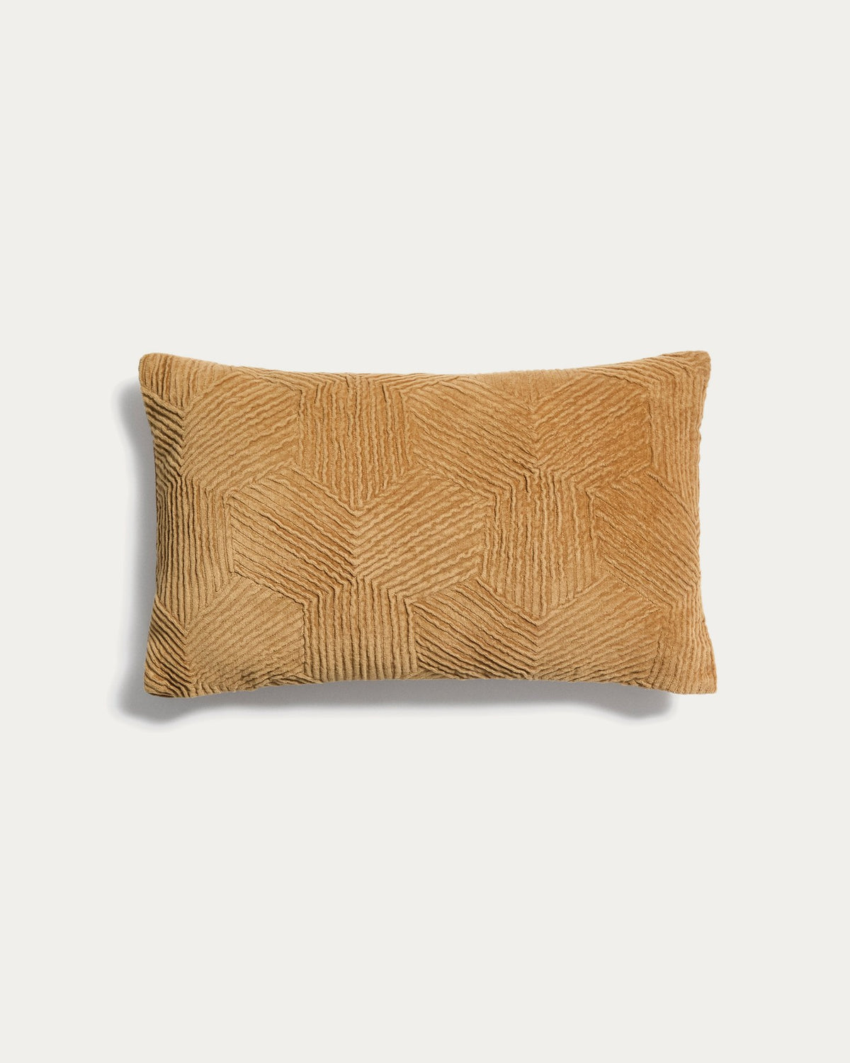 Kissenbezug Morine aus Samt in Beige mit handbestickter, geometrisch strukturierter Vorderseite, Grösse 30 x 50 cm, Material 100% Baumwolle.
