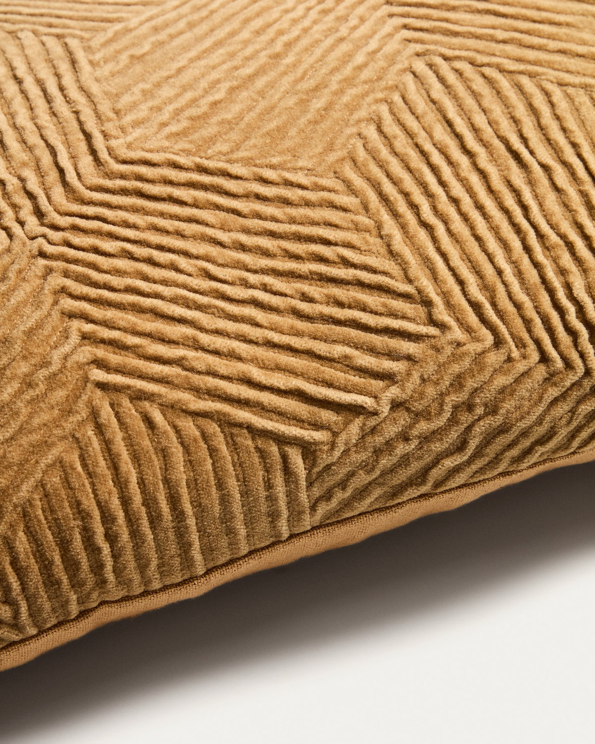 Kissenbezug Morine aus Samt in Beige mit handbestickter, geometrisch strukturierter Vorderseite, Grösse 30 x 50 cm, Material 100% Baumwolle.