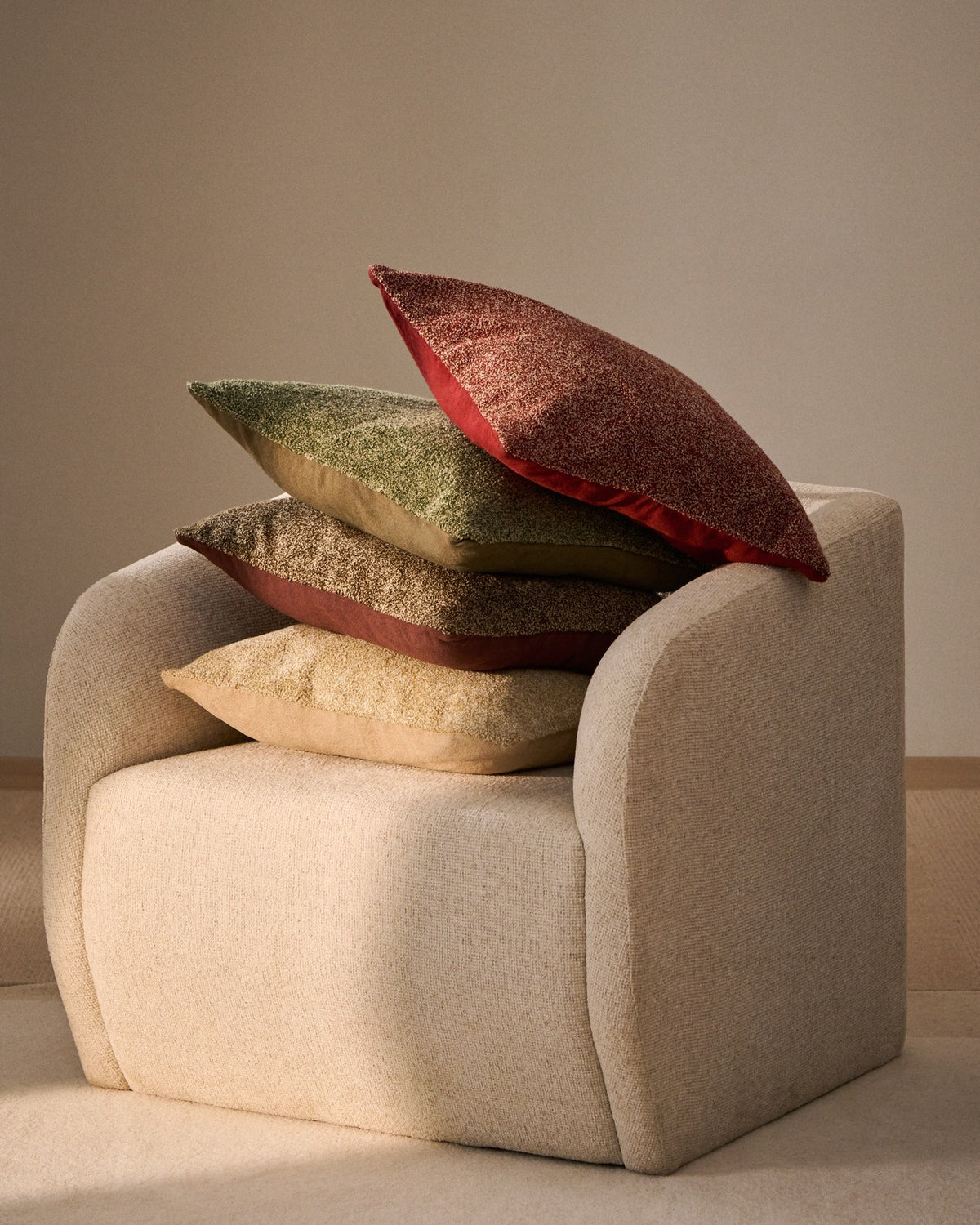 Beigefarbener bis brauner Kissenbezug aus Bouclé-Melange-Gewebe mit strukturierter Oberfläche, quadratische Form, Grösse 50 x 50 cm.