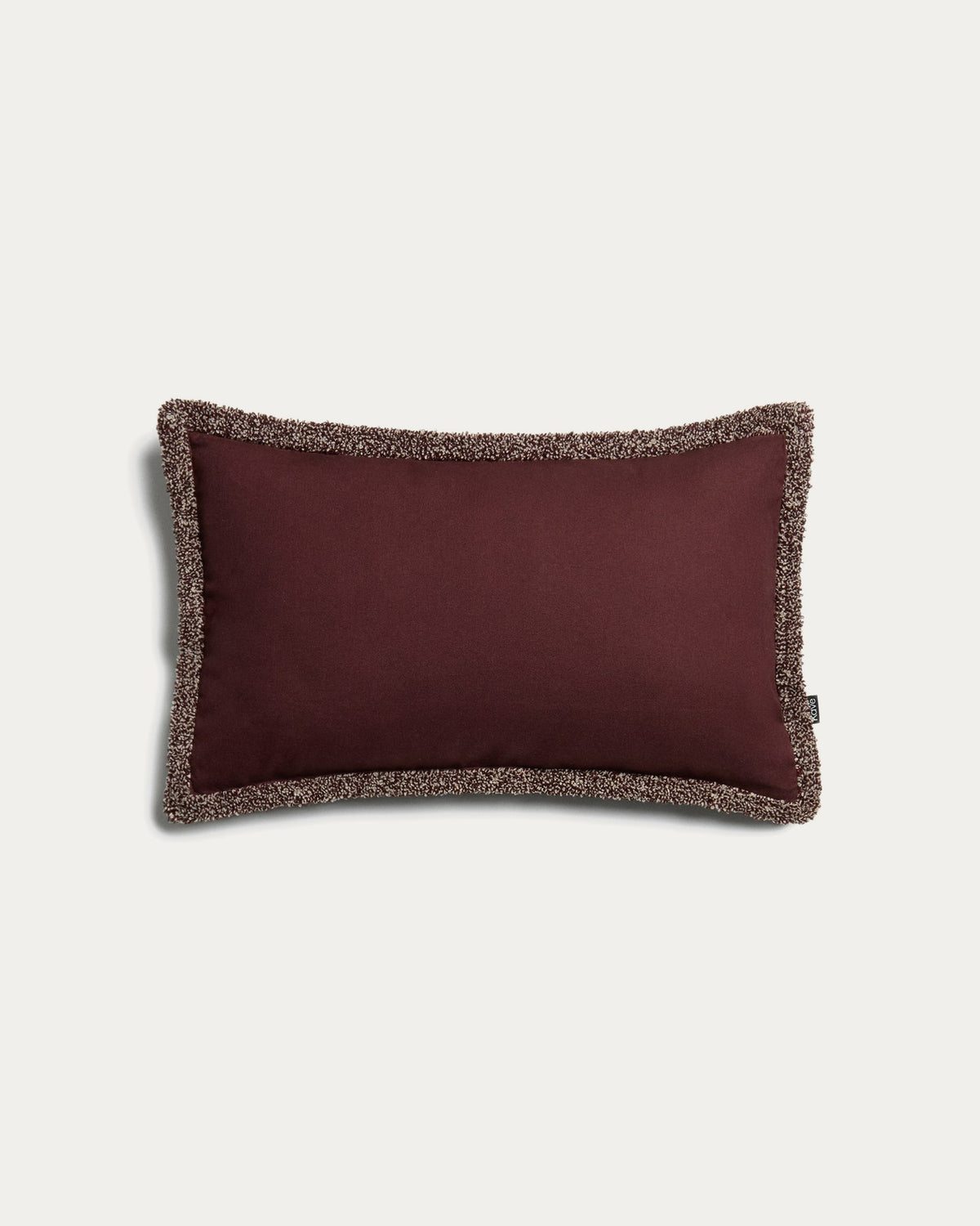 Foto eines quadratischen Kissenbezugs Olinan von Kave Home aus 100% Baumwolle mit Bouclé-Melange-Struktur, granatroter Farbton, Grösse 50 x 50 cm.