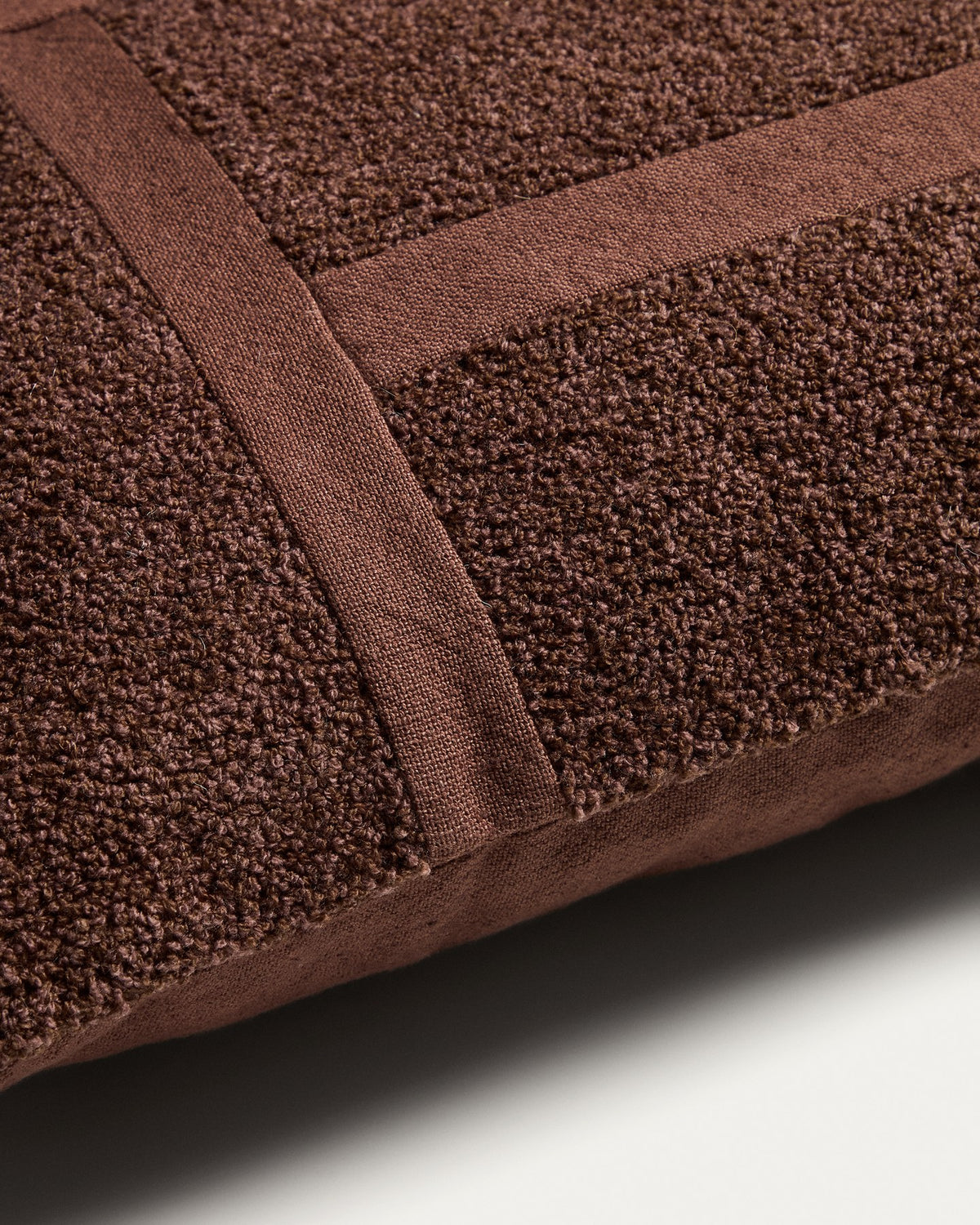 Rechteckiger Kissenbezug aus 100% Baumwolle in Microbouclé-Struktur, braun mit grafischem Detail, Grösse 40 x 60 cm, Höhe 1 cm.