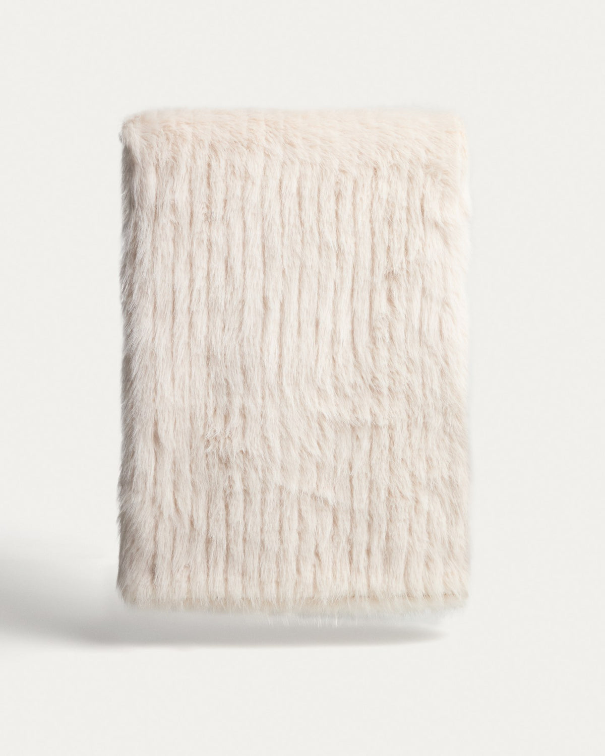 Wolldecke Derolia in Ecru mit gestreifter Felloptik aus 100% Polyester, Grösse 140 x 200 cm, inklusive Trage-Gurt.