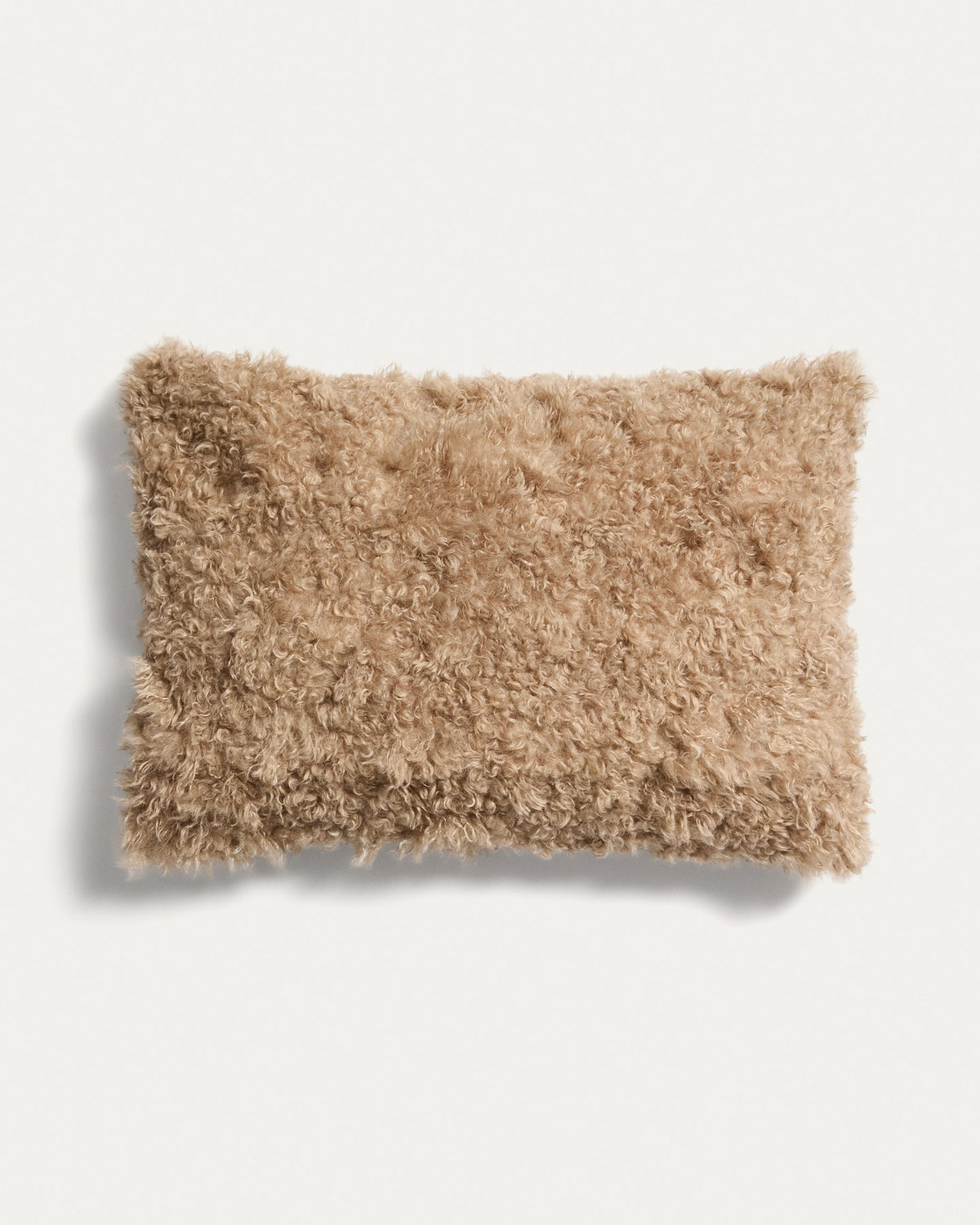 Beige Kissenbezug Seruva aus Kunstfell mit Locken-Optik, 40 x 60 cm, Material Polyester, flauschige Oberfläche, Gartenkissen-Kategorie.