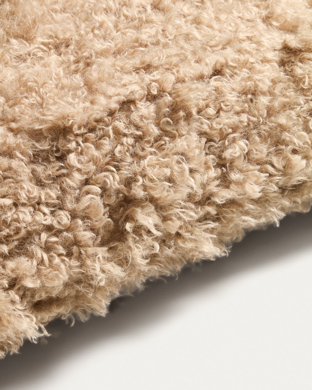 Beige Kissenbezug Seruva aus Kunstfell mit Locken-Optik, 40 x 60 cm, Material Polyester, flauschige Oberfläche, Gartenkissen-Kategorie.
