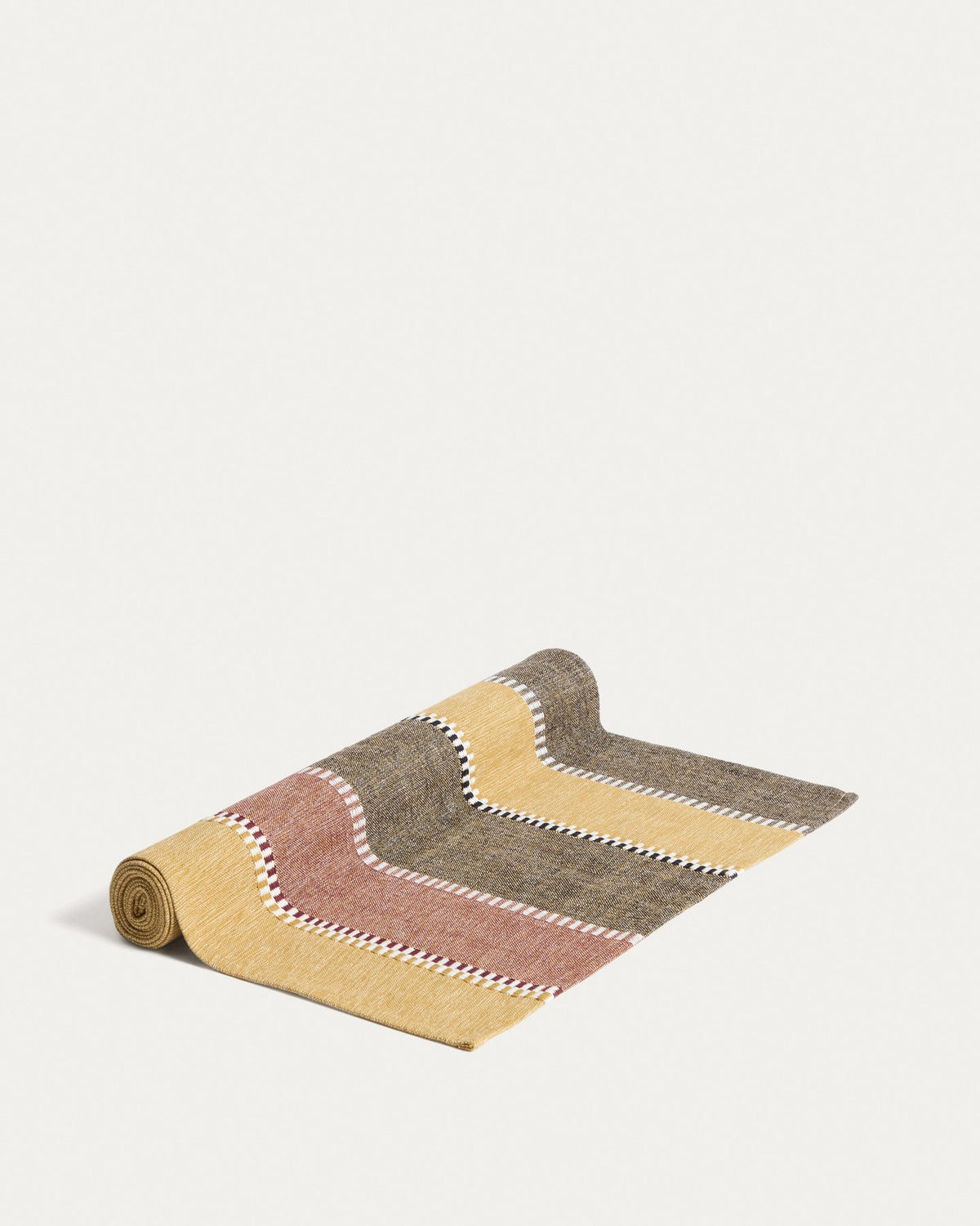 Tischläufer Irasa von Kave Home aus Baumwolle, rechteckige Form mit mehrfarbigem Streifenmuster in Senfgelb, Masse 50 x 150 cm.