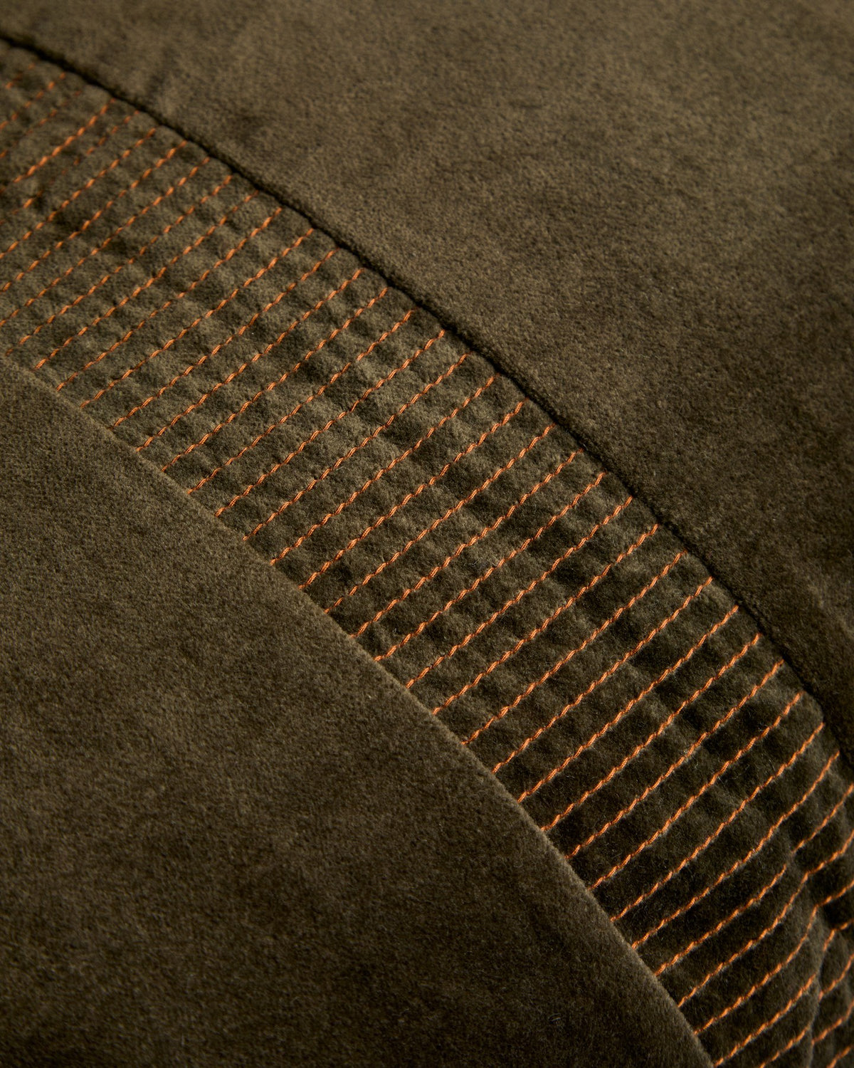 Kissenbezug Tavre von Kave Home, grüner Samt aus 100% Baumwolle mit Stickereidetail in der Mitte, Grösse 40 x 60 cm, rechteckige Form.