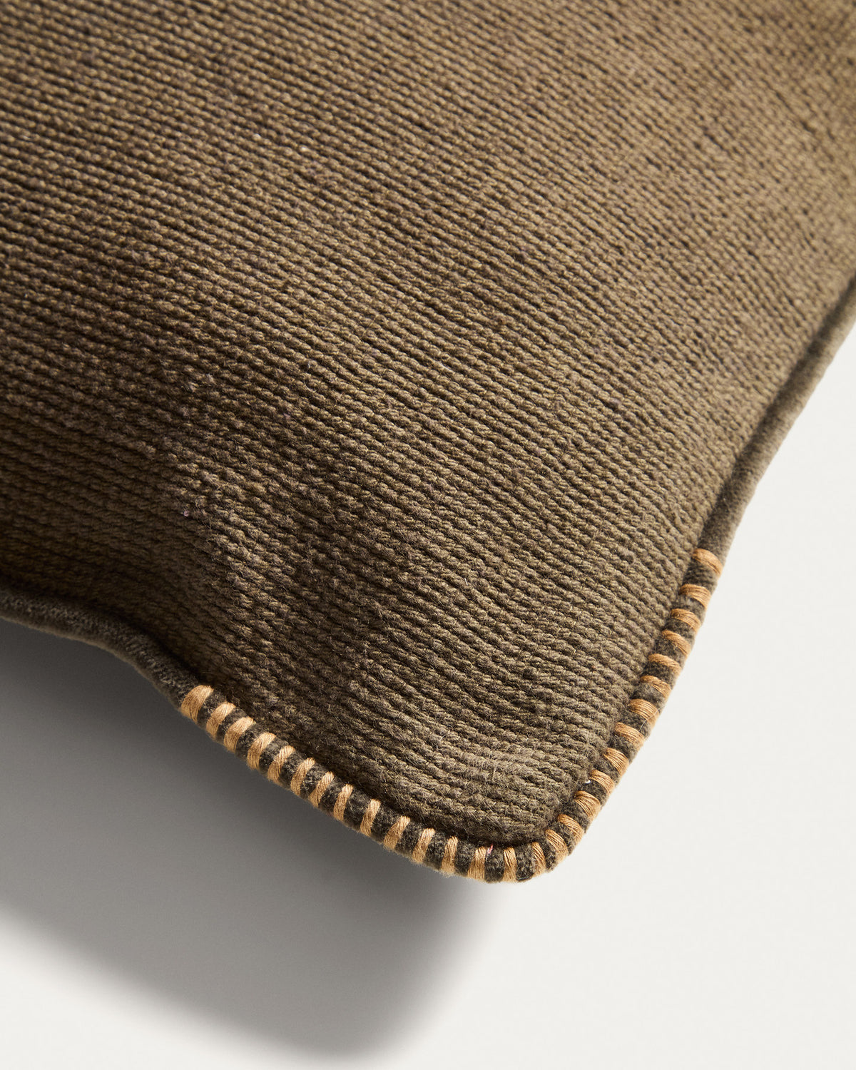 Länglicher Deko Kissenbezug Rivon aus Baumwolle in Grün und Beige mit Zierrand