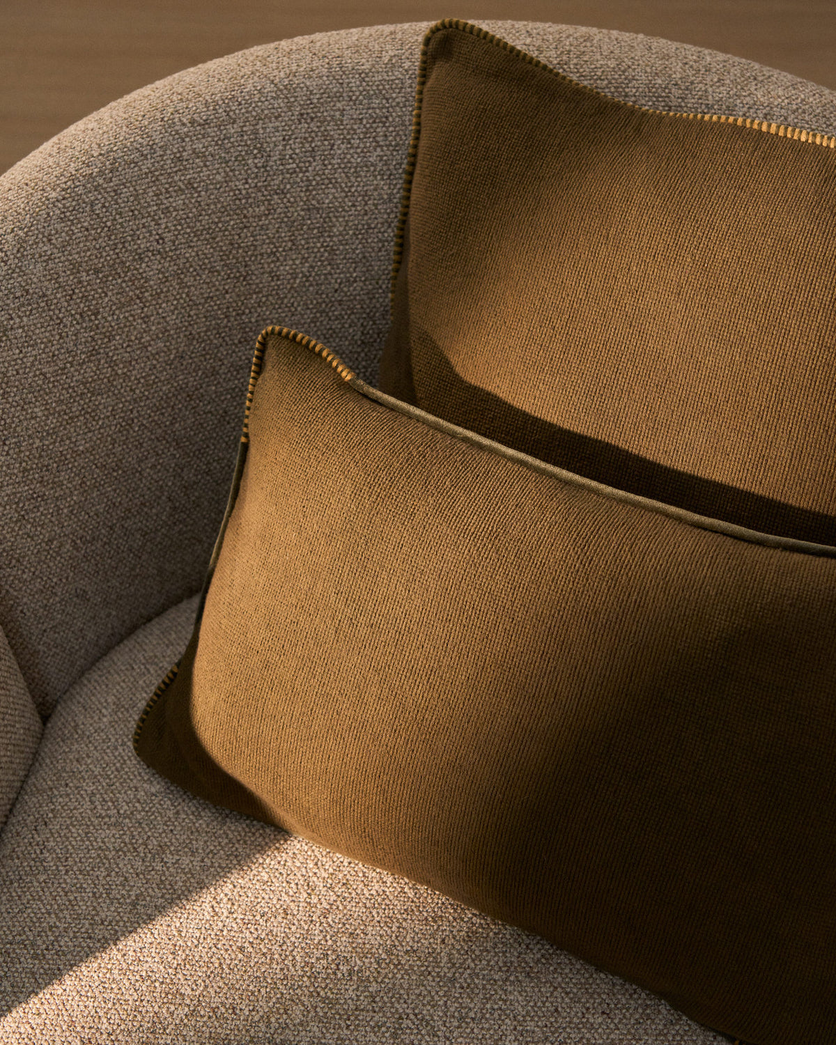 Länglicher Deko Kissenbezug Rivon aus Baumwolle in Grün und Beige mit Zierrand