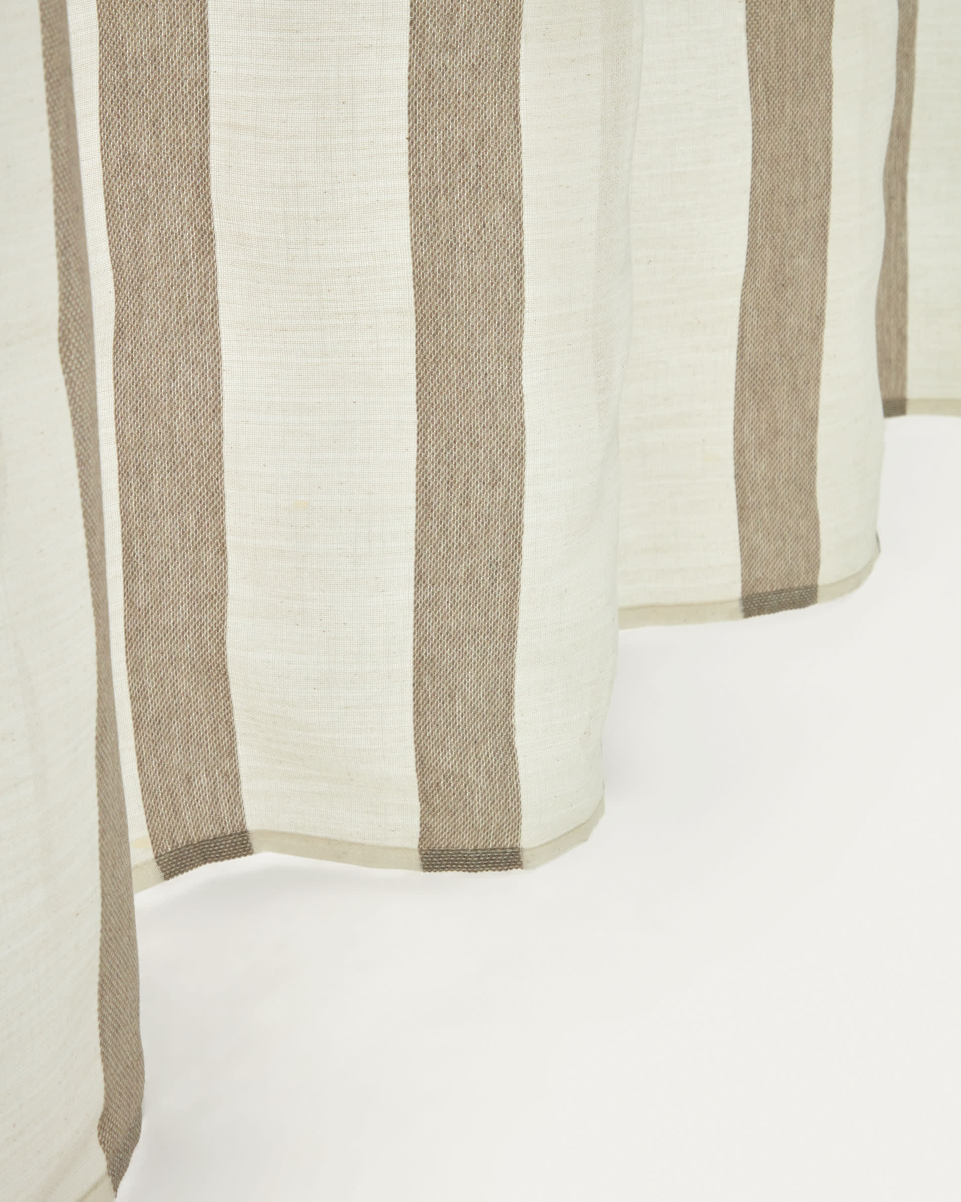 Marza Vorhang von Kave Home, 140x260 cm, in Natur und Beige. Ideal für eine elegante und gemütliche Raumgestaltung.