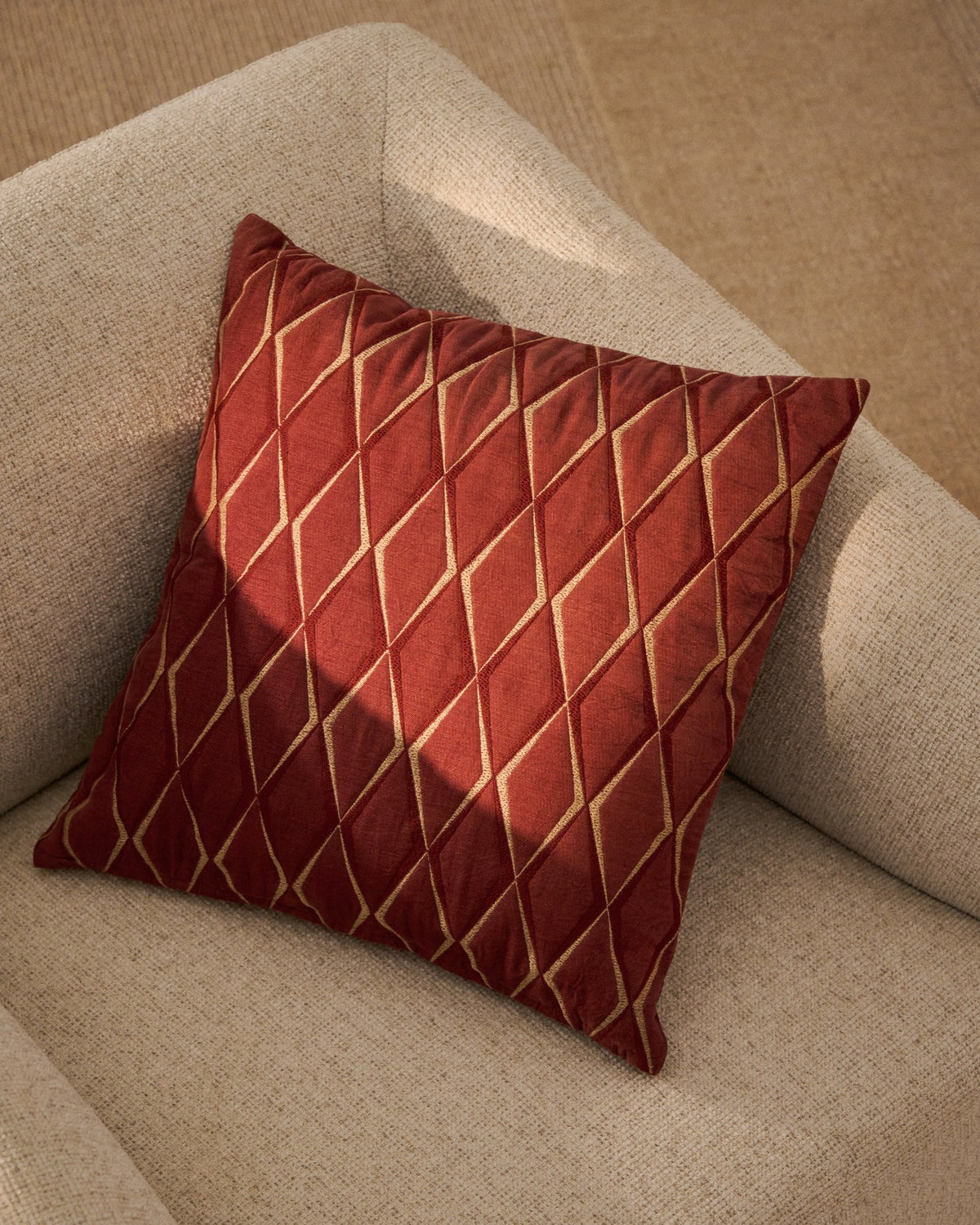 Quadratischer Kissenbezug aus Mikrosamt in Granatrot mit geometrischer Stickerei, Grösse 45 x 45 cm, handgefertigt von Kave Home.