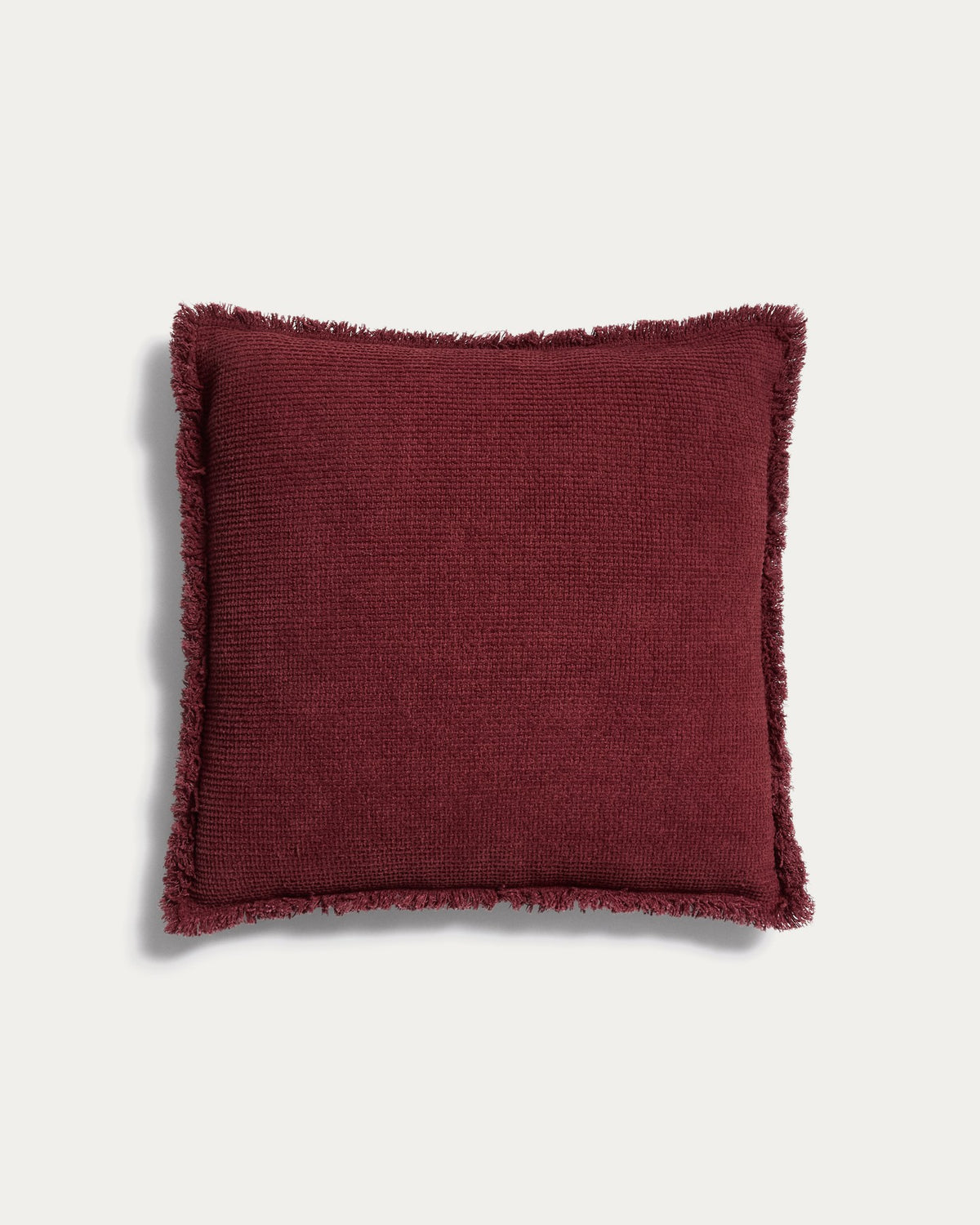 Quadratischer Kissenbezug Meral in Granatrot aus 100% Baumwolle mit Chenille-Struktur und dekorativen Fransen am Rand, Grösse 45 x 45 cm.