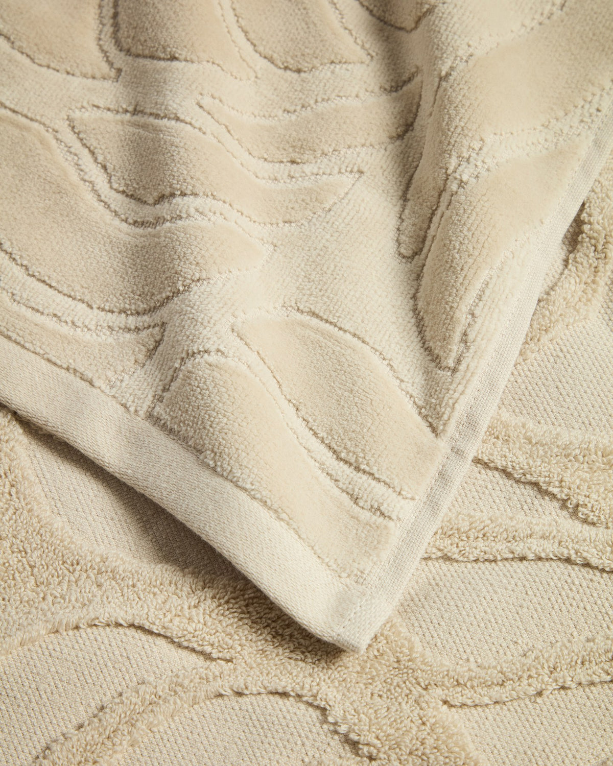 Beiges Handtuch aus 100% Baumwolle mit Jacquard-Muster und samtiger Oberfläche, rechteckige Form, Masse 50 x 90 cm.