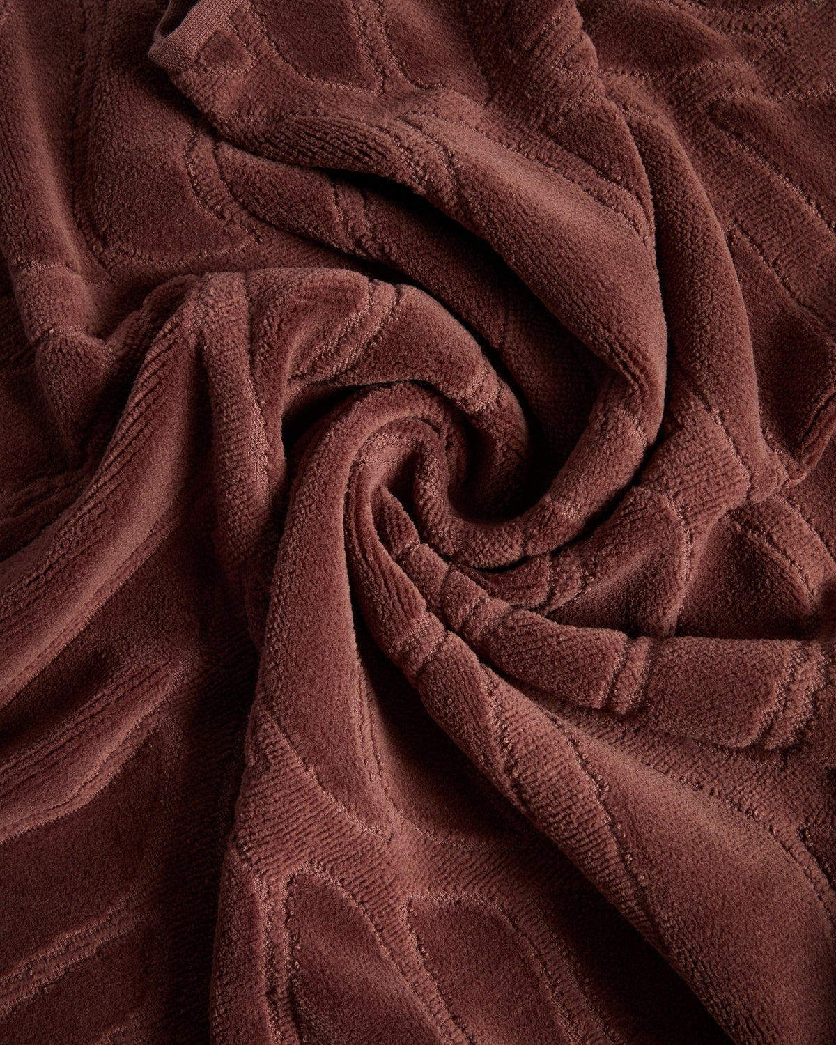 Weinrotes Handtuch aus 100 % Baumwolle mit Jacquard-Muster und samtiger Oberfläche, rechteckige Form, Grösse 50 x 90 cm, Marke Kave Home.