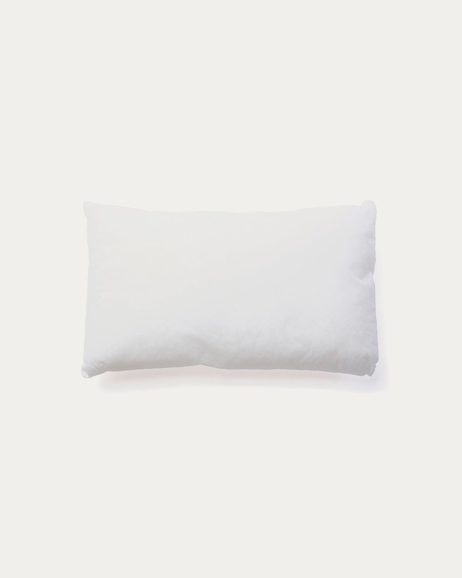 Kissenfüllung Nubu aus recycelter Mikrofaser mit Gel-Effekt 40 x 60 cm, hergestellt in Spanien in Weiss präsentiert im Onlineshop von KAQTU Design AG. Kissenfüllung ist von Kave Home