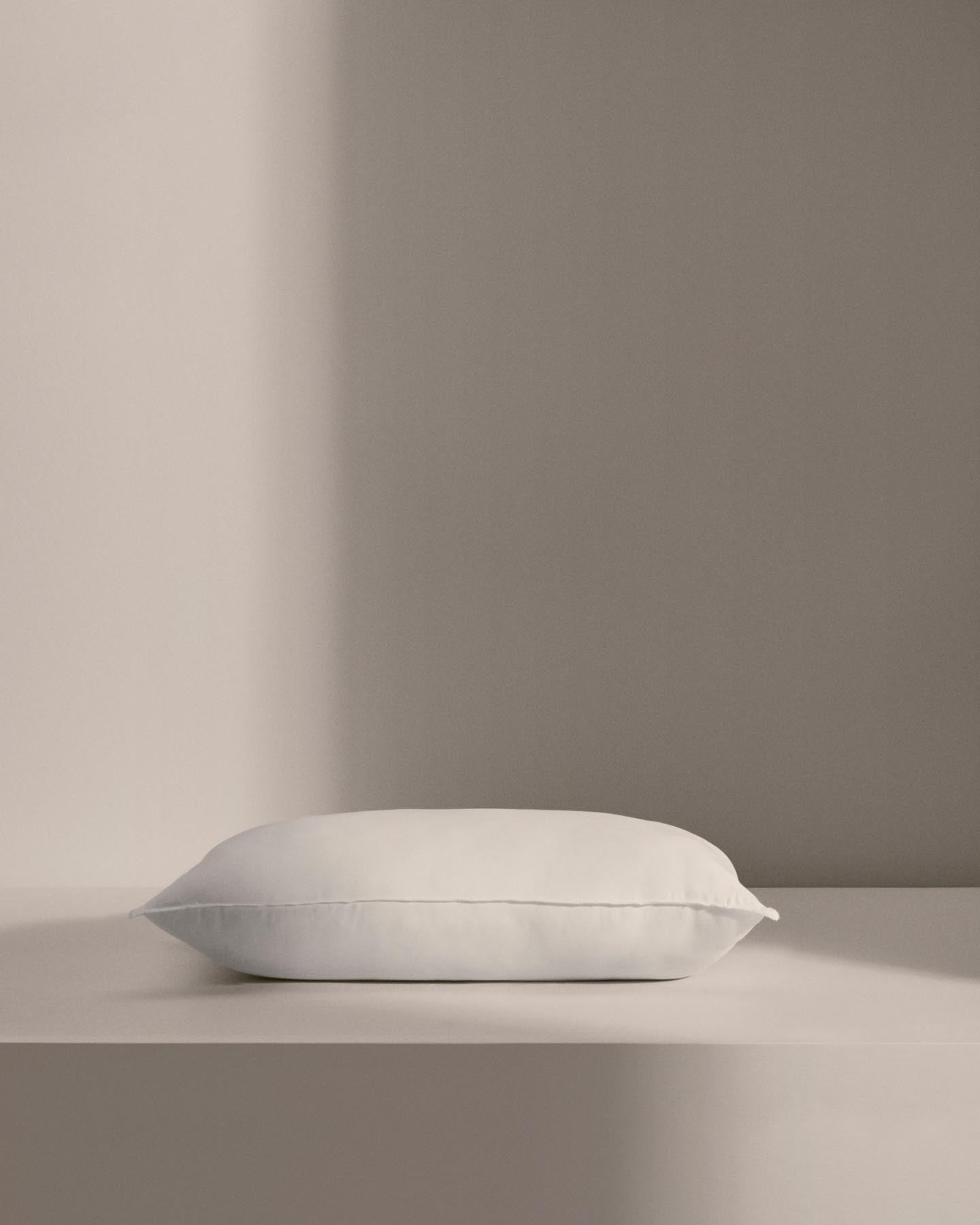 Kissenfüllung Nubu aus recycelter Mikrofaser mit Gel-Effekt 40 x 60 cm, hergestellt in Spanien in Weiss präsentiert im Onlineshop von KAQTU Design AG. Kissenfüllung ist von Kave Home