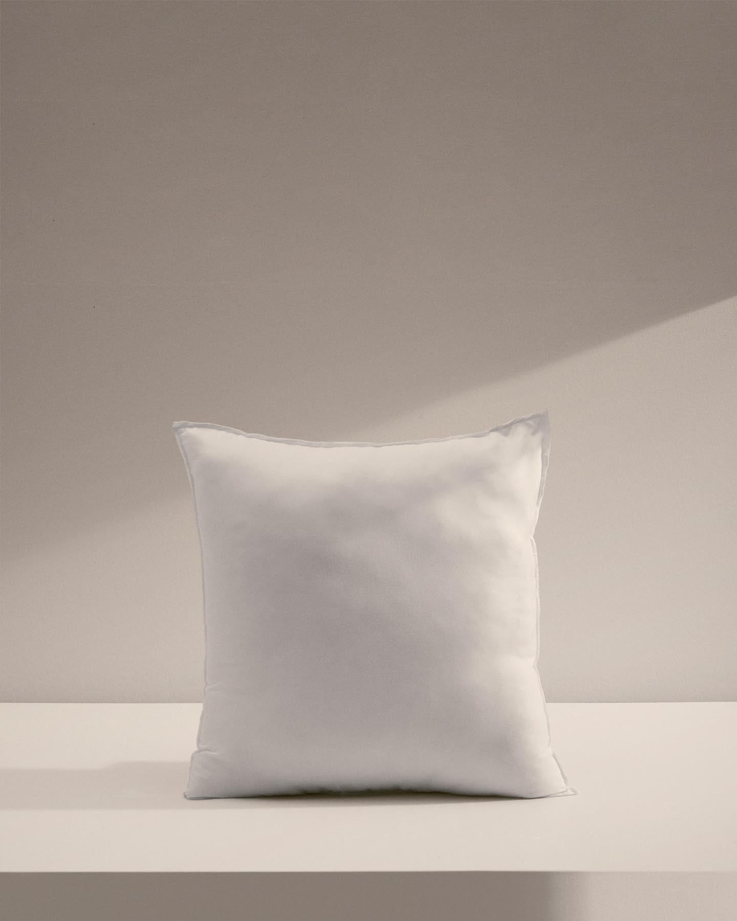 Kissenfüllung Nubu aus recycelter Mikrofaser mit Gel-Effekt 45 x 45 cm, hergestellt in Spanien in Weiss präsentiert im Onlineshop von KAQTU Design AG. Kissenfüllung ist von Kave Home