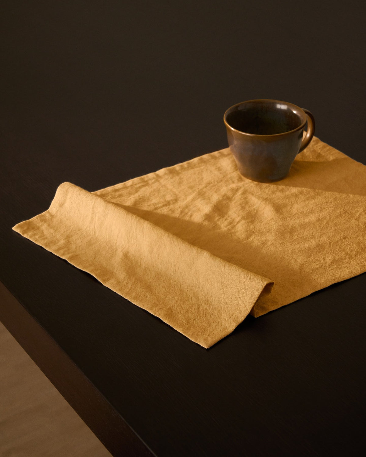 Zwei rechteckige Tischsets aus senfgelber Baumwolle mit Washed-Finish, gewebte Struktur, Grösse 35 x 50 cm, auf hellem Hintergrund.