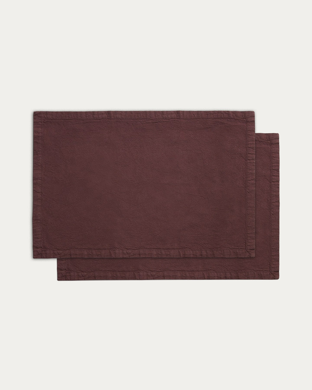 Zwei rechteckige Tischsets aus gewebter Baumwolle mit braunem Washed-Finish und Leinen-Look, Grösse 35 x 50 cm.