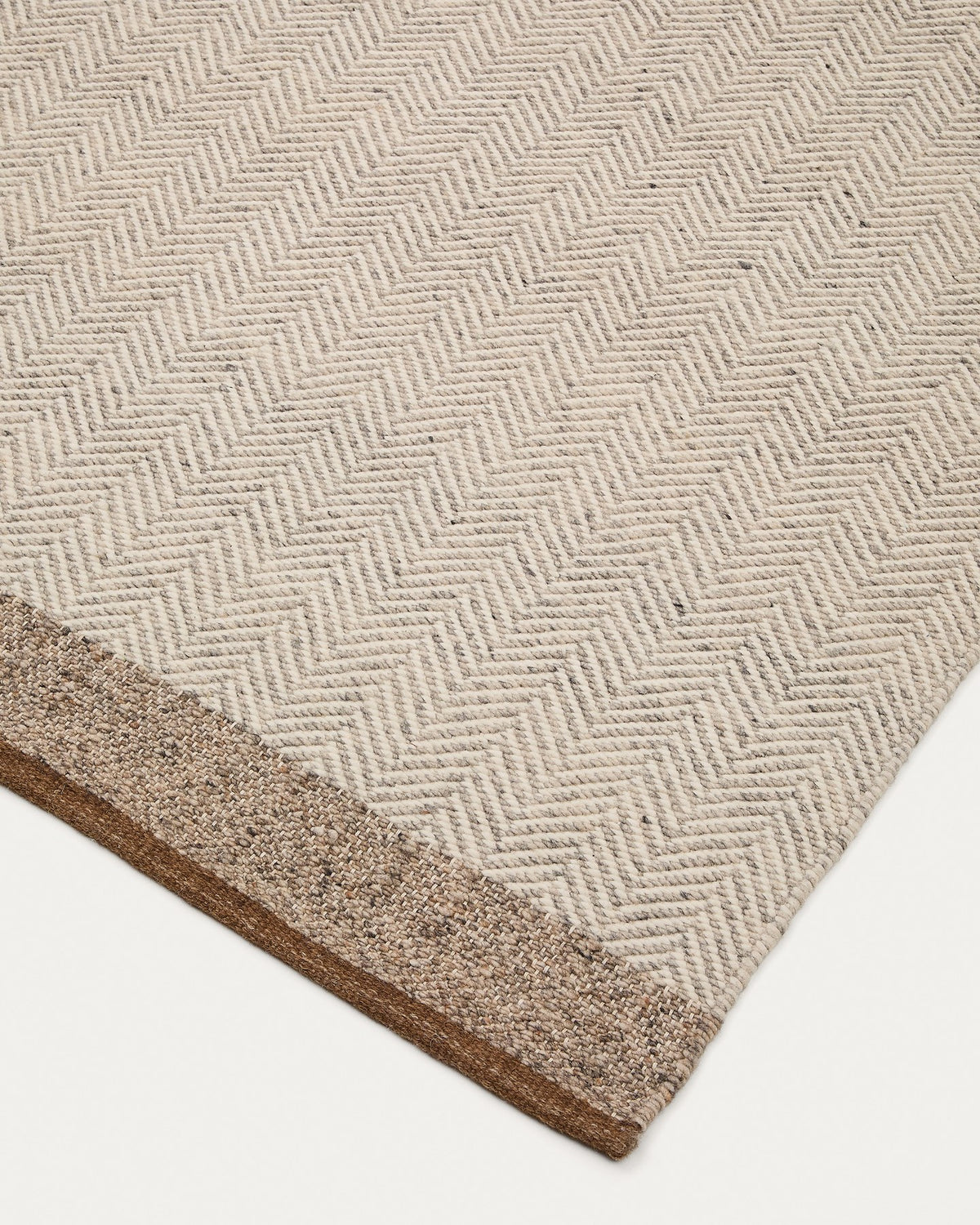 Beige-brauner Jacquard-Teppich aus Wollmischung mit Fischgrätmuster, handgewebt in Handarbeit, Grösse 300 x 400 cm, mit sichtbarer Naturfaserstruktur.