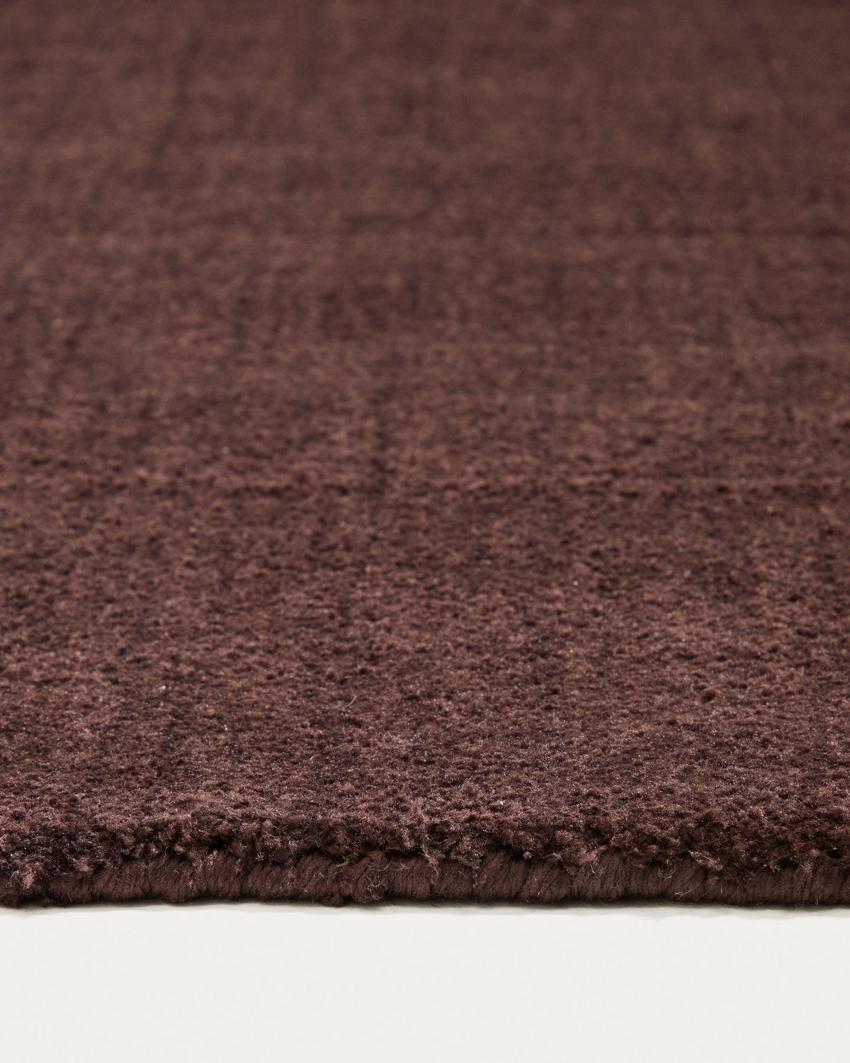 Brauner Empuries Teppich aus 100% Polyester in Wolloptik, handgefertigt, Format 200 x 300 cm, flauschige Oberfläche.