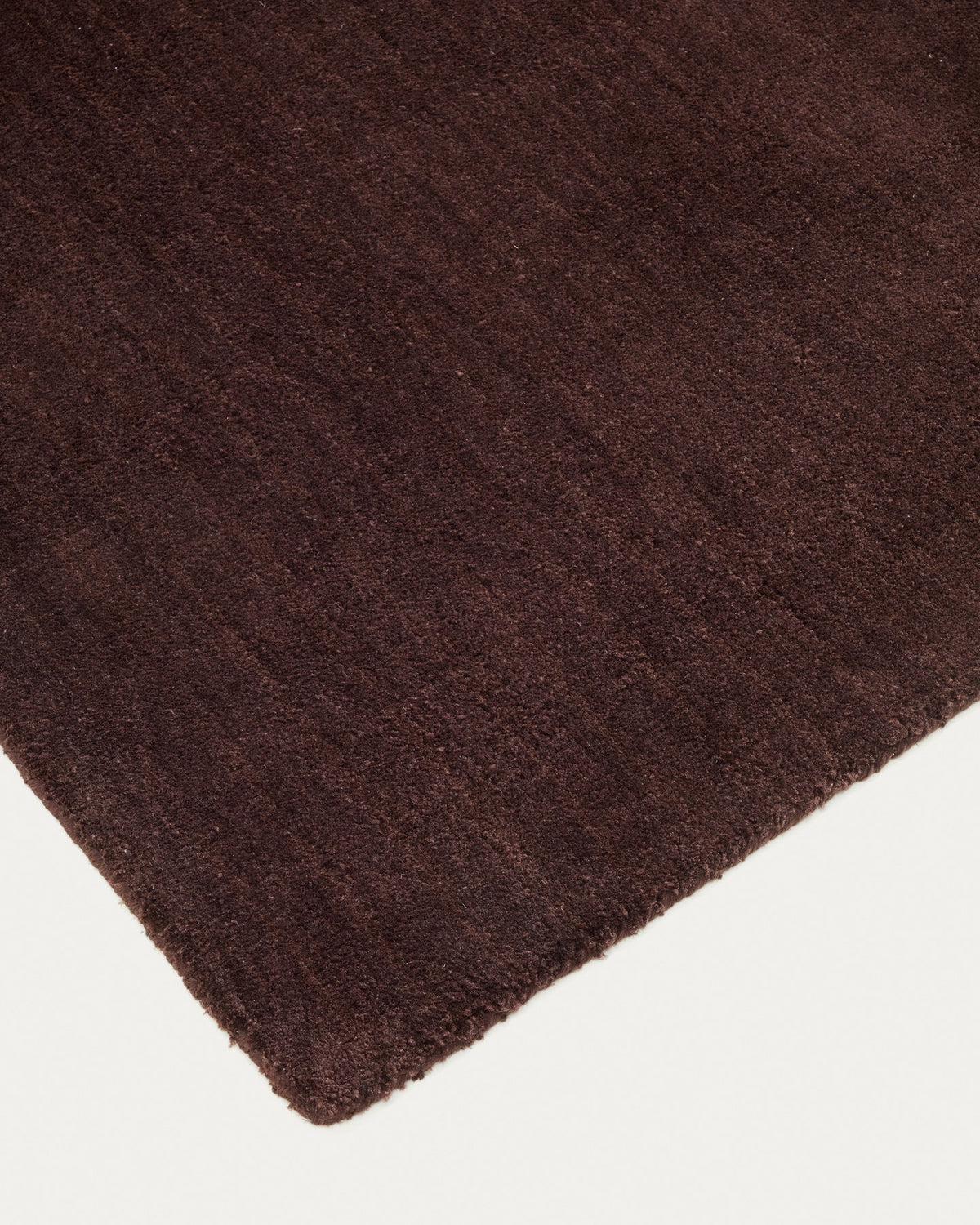 Brauner Teppich Empuries von Kave Home aus 100 % Polyester in Wolloptik, Grösse 160 x 230 cm, handgefertigt mit leichten Unregelmässigkeiten.