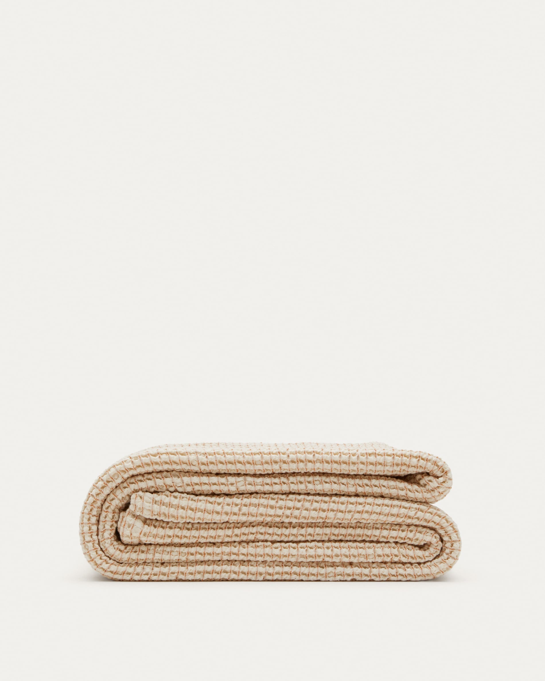 Die Senara Bettdecke in Beige von Kave Home, aus Baumwolle, ideal für 90x135 cm Betten, bietet Komfort und modernes Design.