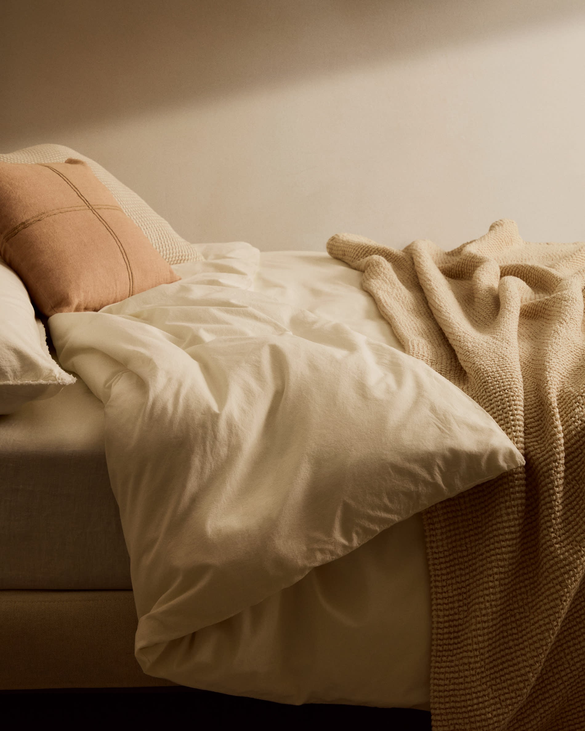 Die beige Senara Bettdecke aus reiner Baumwolle von Kave Home ist ideal für 150/160 cm Betten und vereint Stil und Gemütlichkeit.