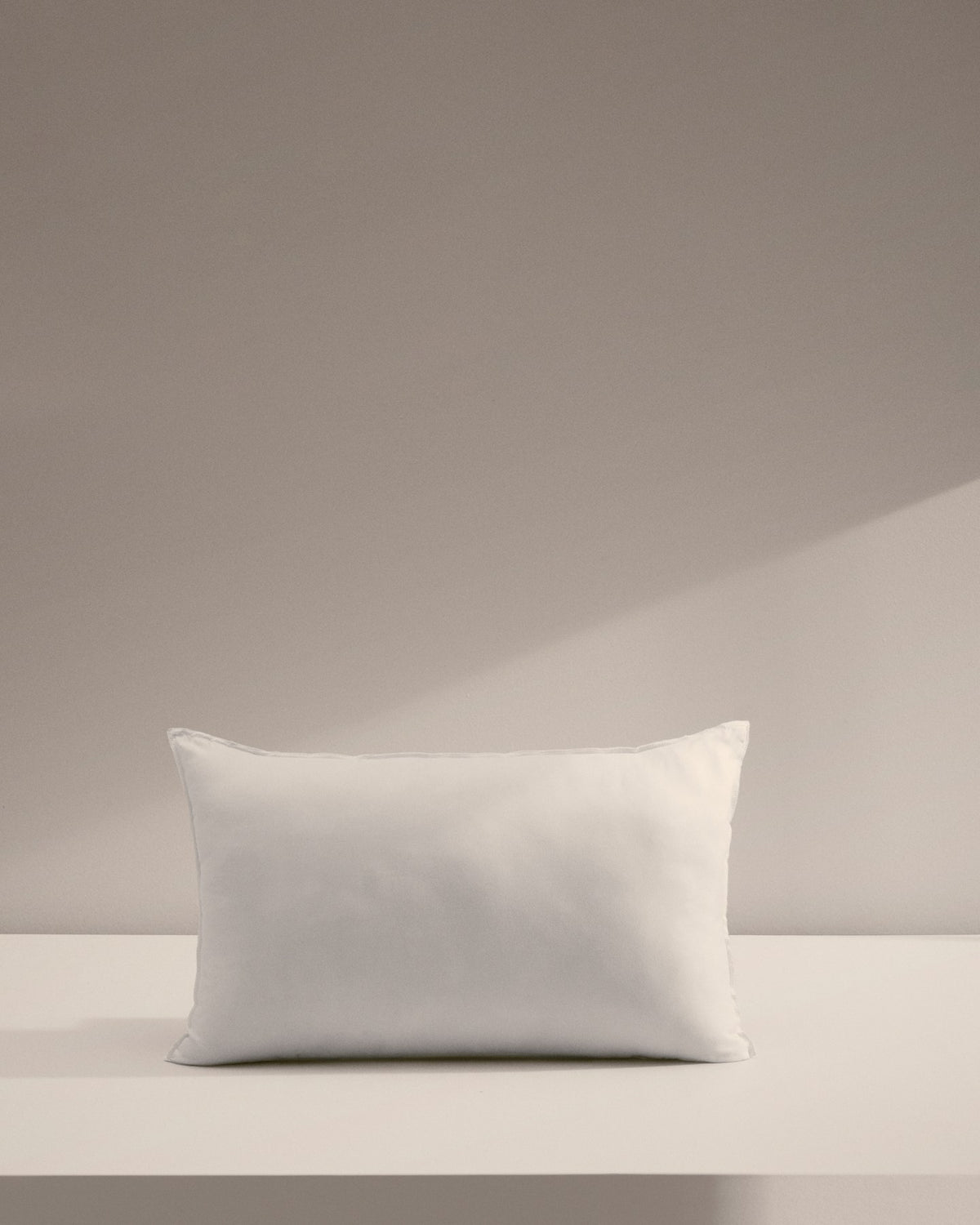 Weisse Kissenfüllung Dulnia aus 100 % Federn, rechteckige Form, Grösse 30 x 50 cm, produziert in Spanien für Kave Home.