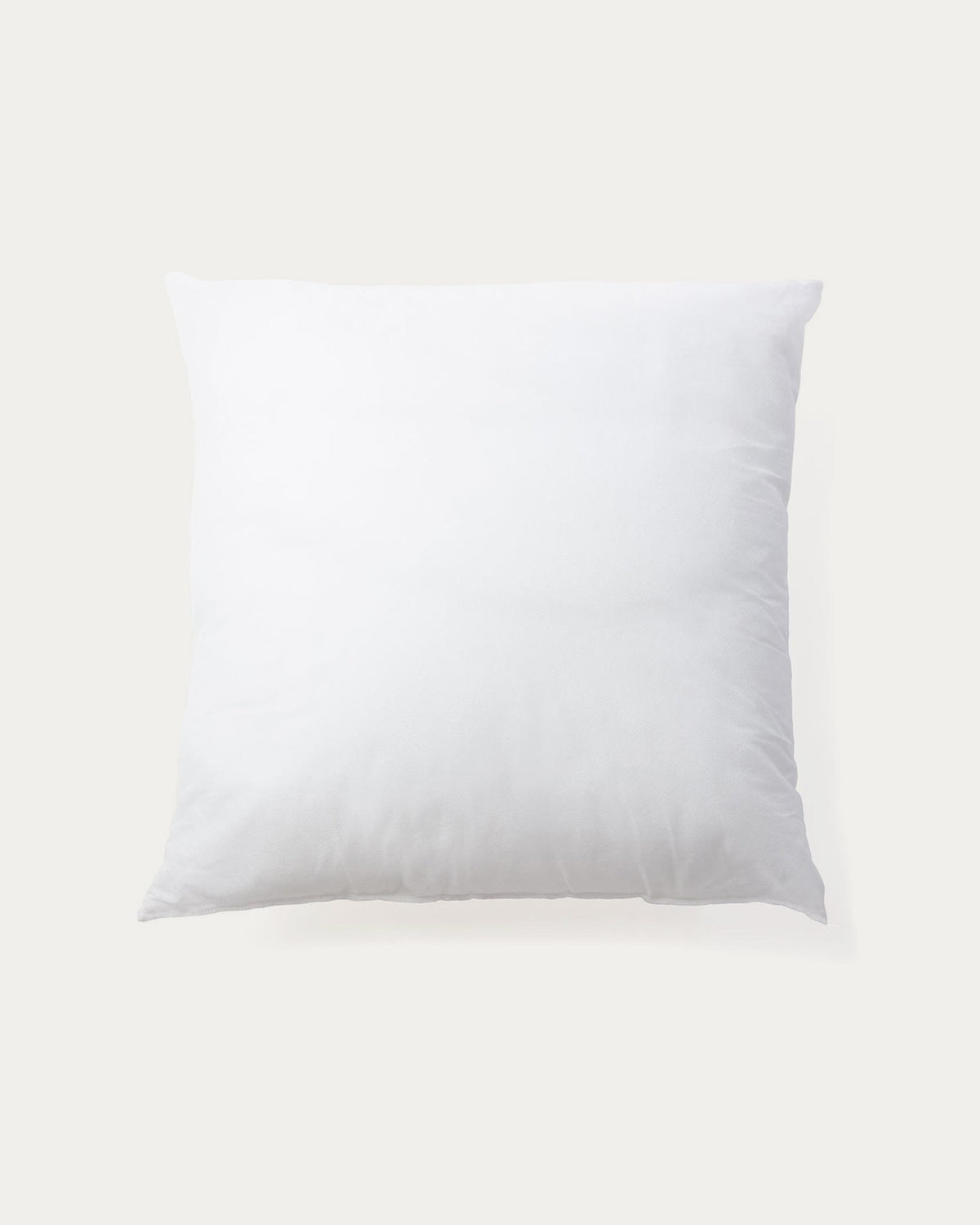 Weisse Kissenfüllung Dulnia aus 100% Federn in quadratischer Form, Grösse 50x50 cm, kompakt verpackt, Produkt von Kave Home.