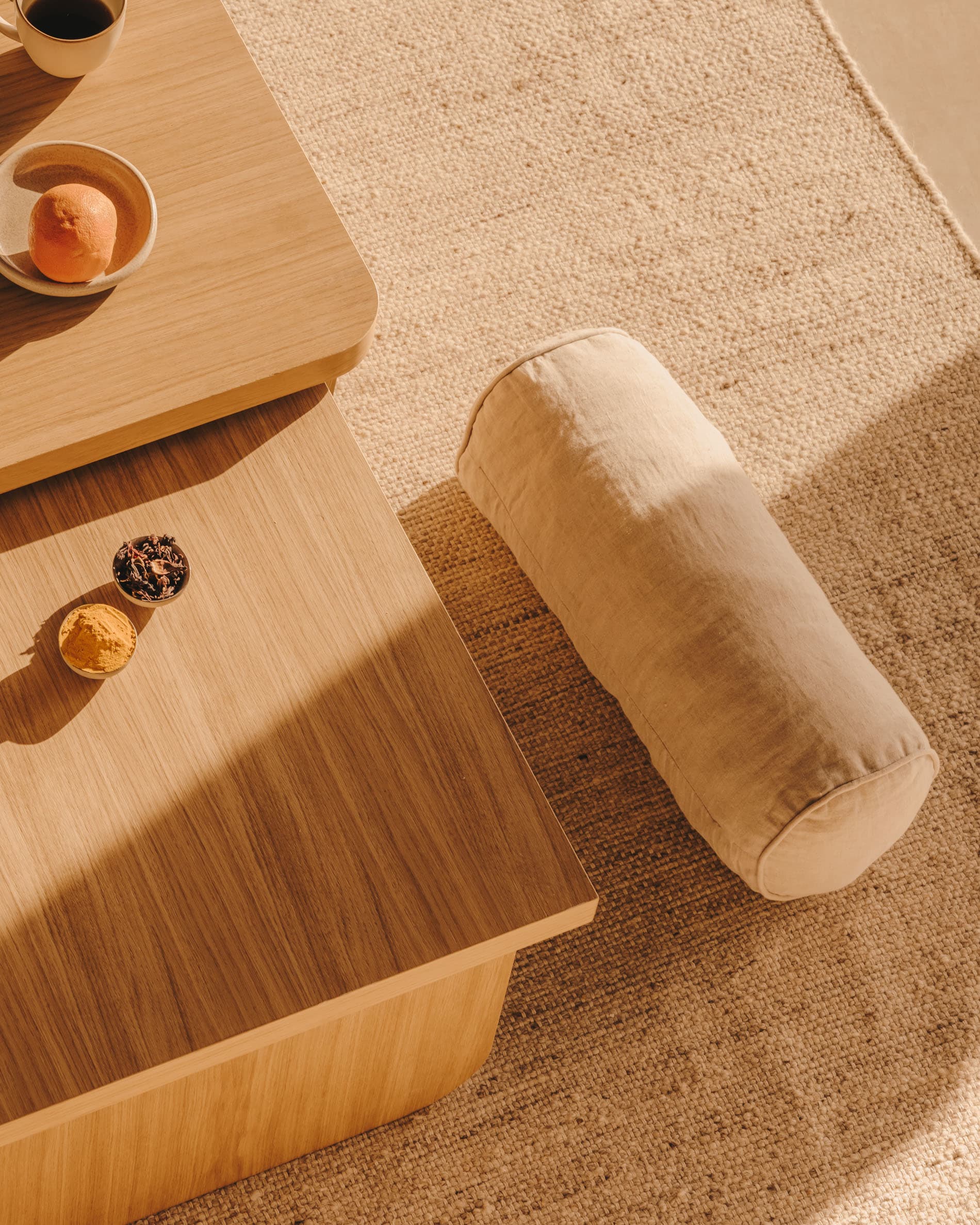 Weicher und bequemer Rollenkissenfüller von Kave Home, ideal für gemütliche Stunden und stilvolle Dekoration.